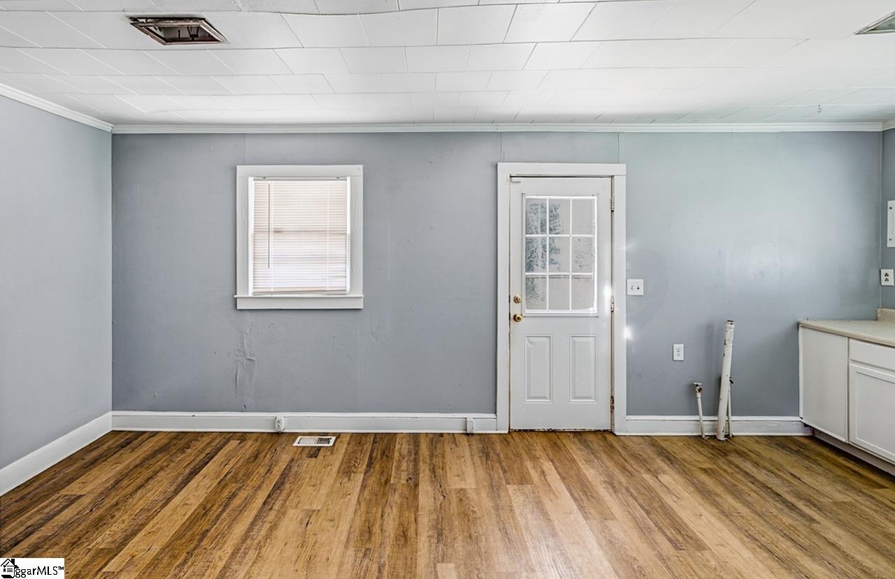 157 Hampton Street Wellford, SC 29385