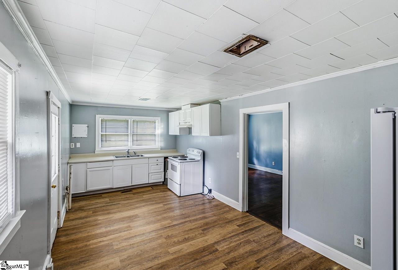157 Hampton Street Wellford, SC 29385