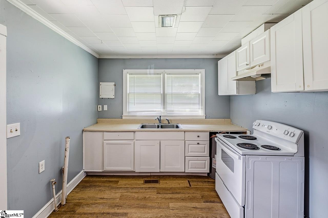 157 Hampton Street Wellford, SC 29385