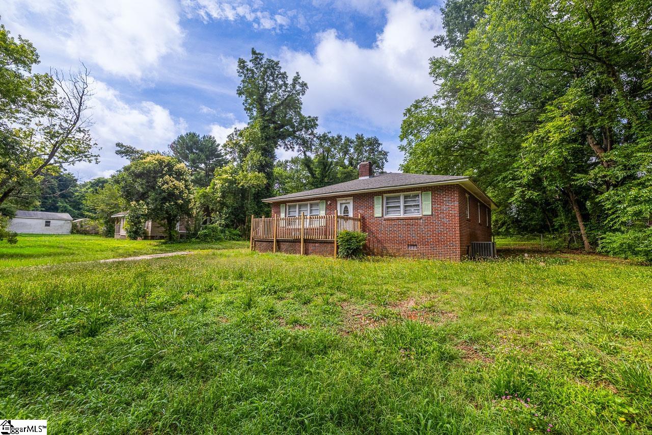 157 Hampton Street Wellford, SC 29385
