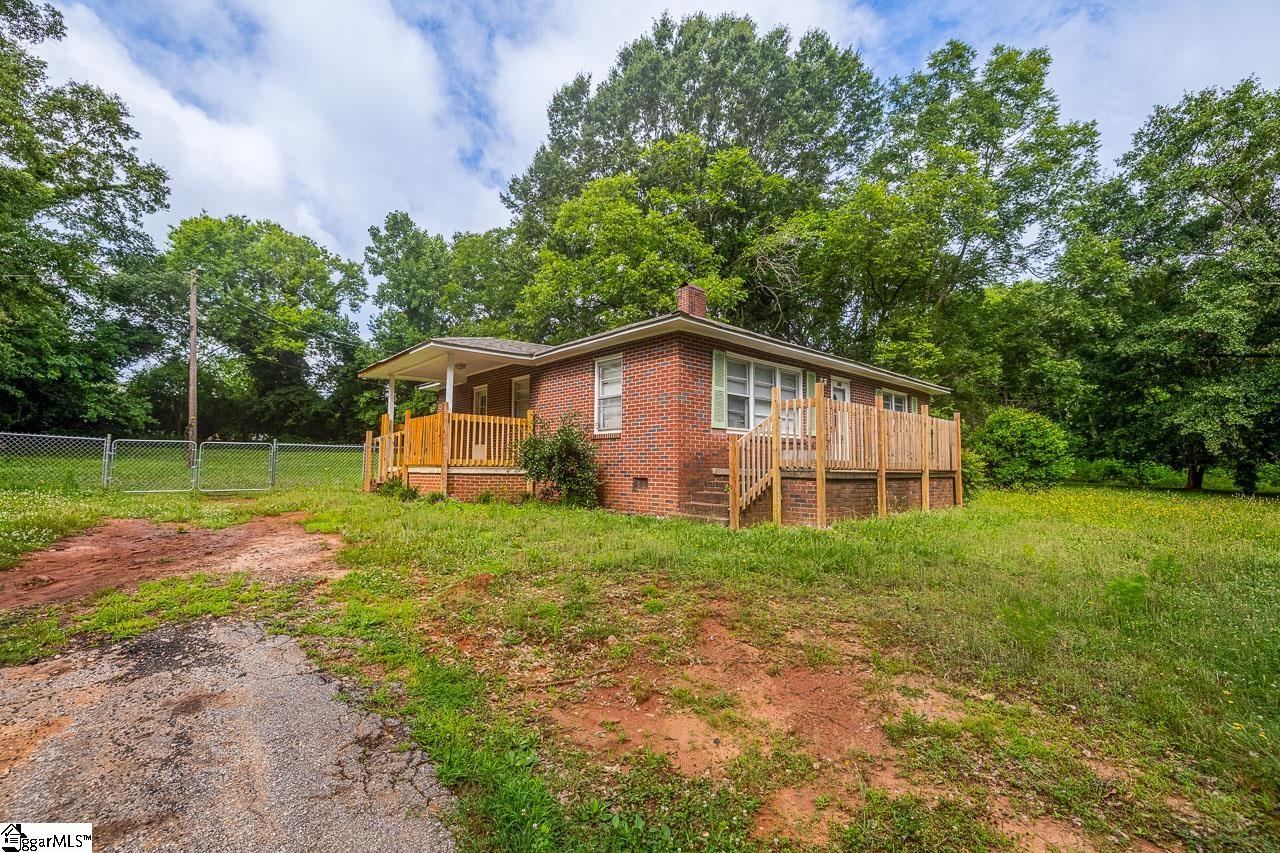 157 Hampton Street Wellford, SC 29385