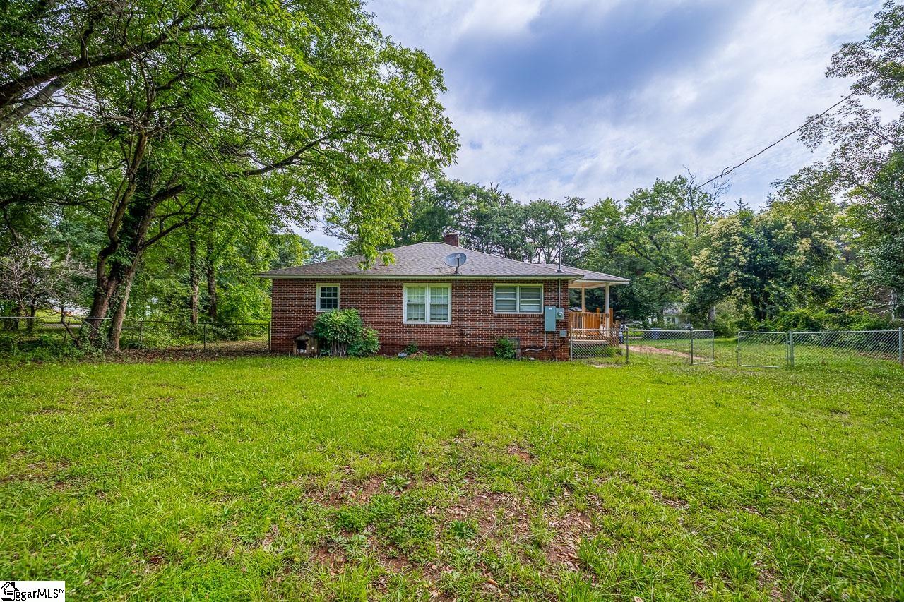 157 Hampton Street Wellford, SC 29385