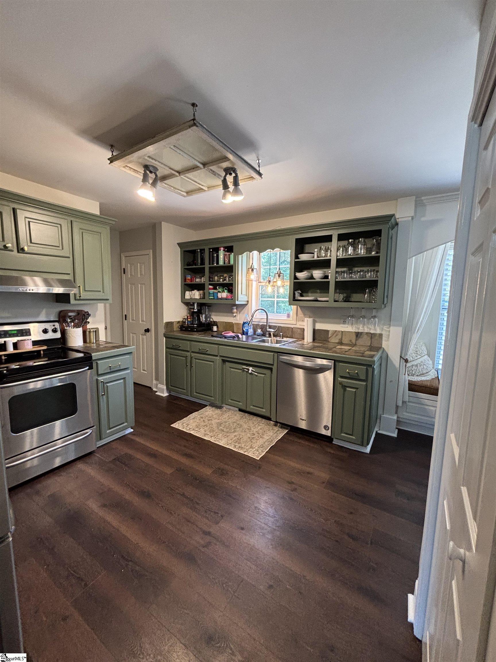 208 Charmar Way Taylors, SC 29687