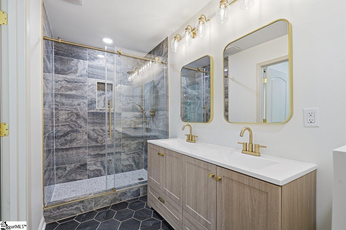8 Overlook Court Greenville, SC 29609-0000