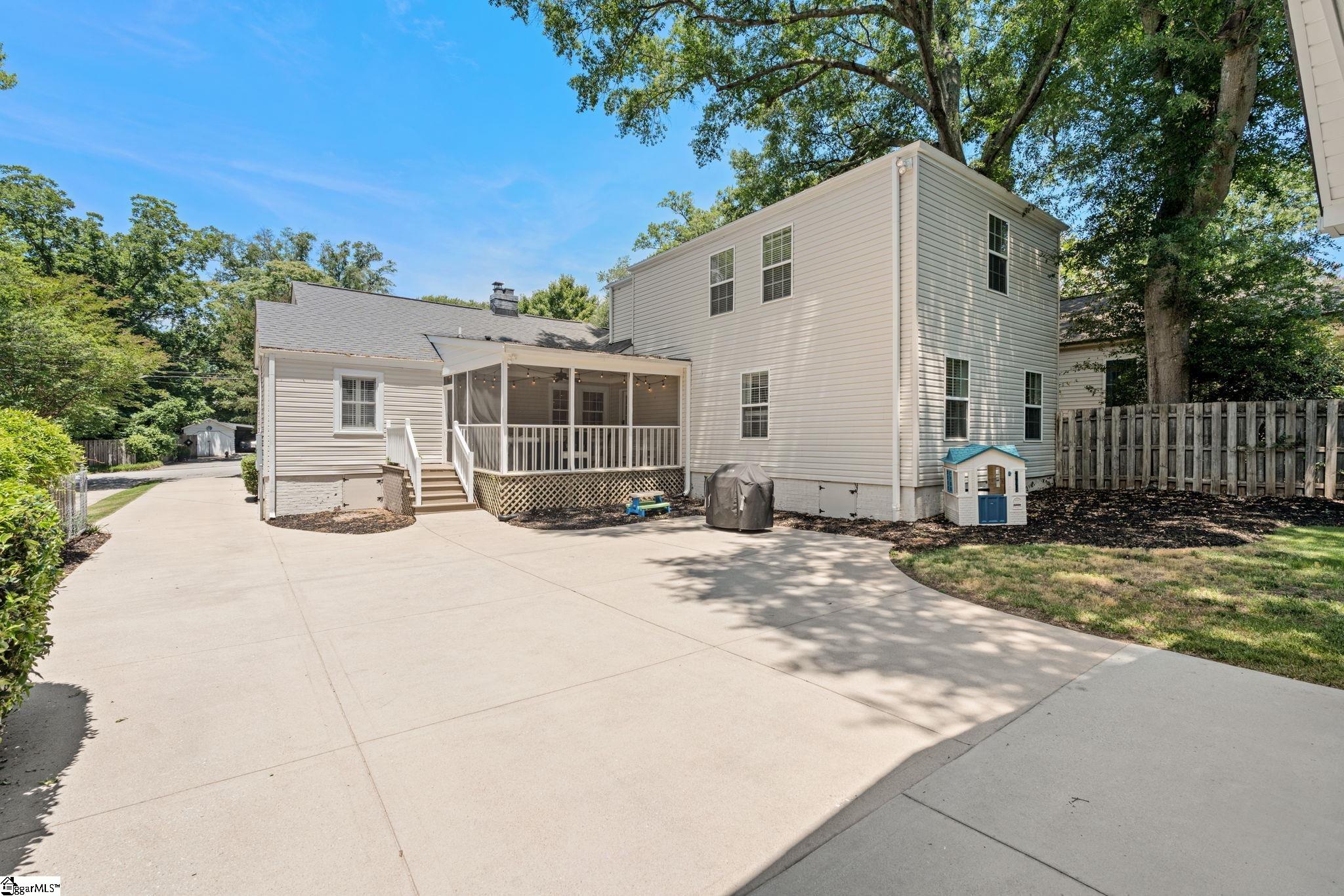 15 Phillips Lane Greenville, SC 29605