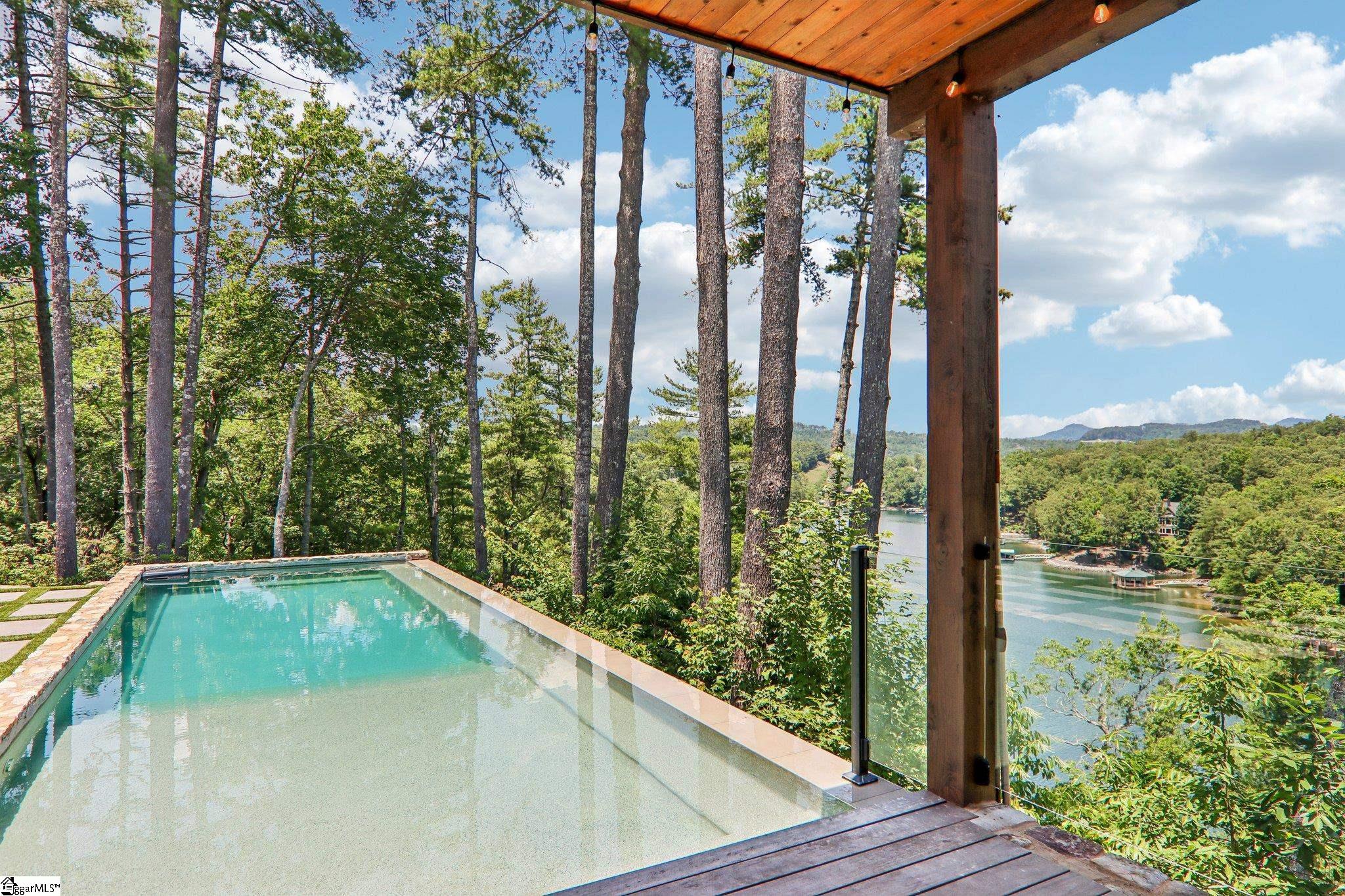 810 Lake View Court Salem, SC 29676