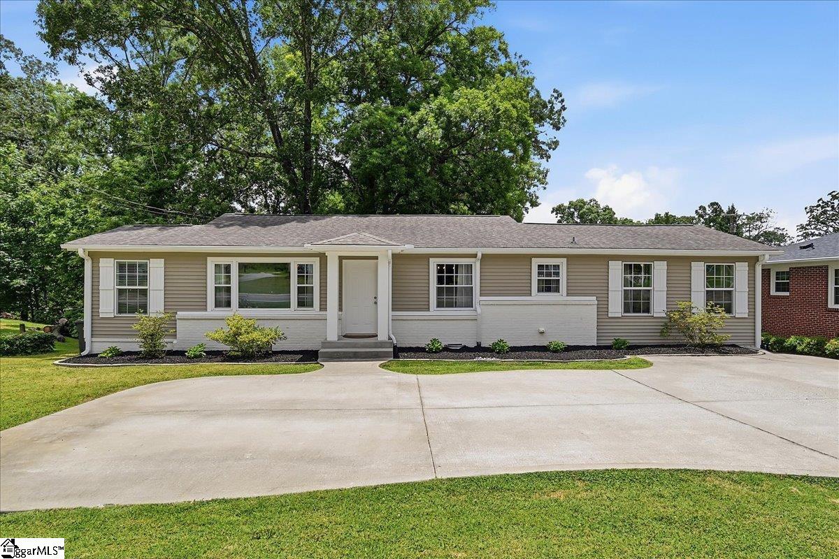 902 E Lee Road Taylors, SC 29687