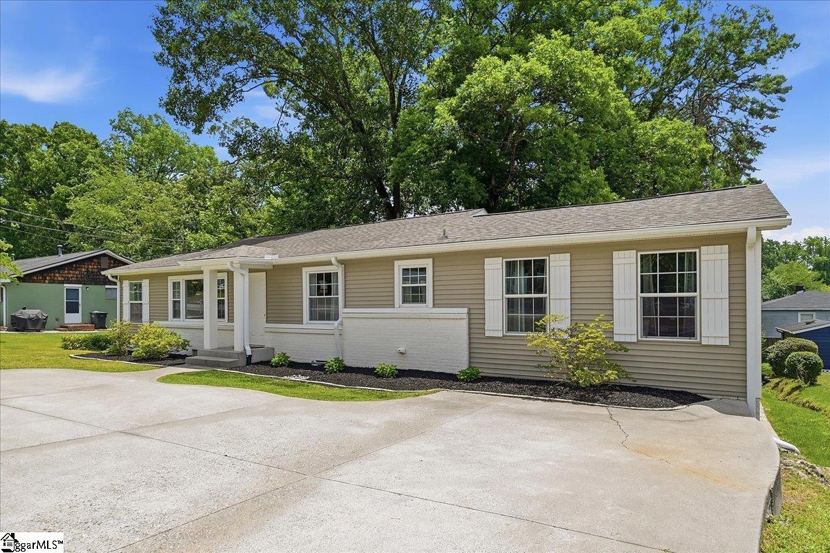 902 E Lee Road Taylors, SC 29687