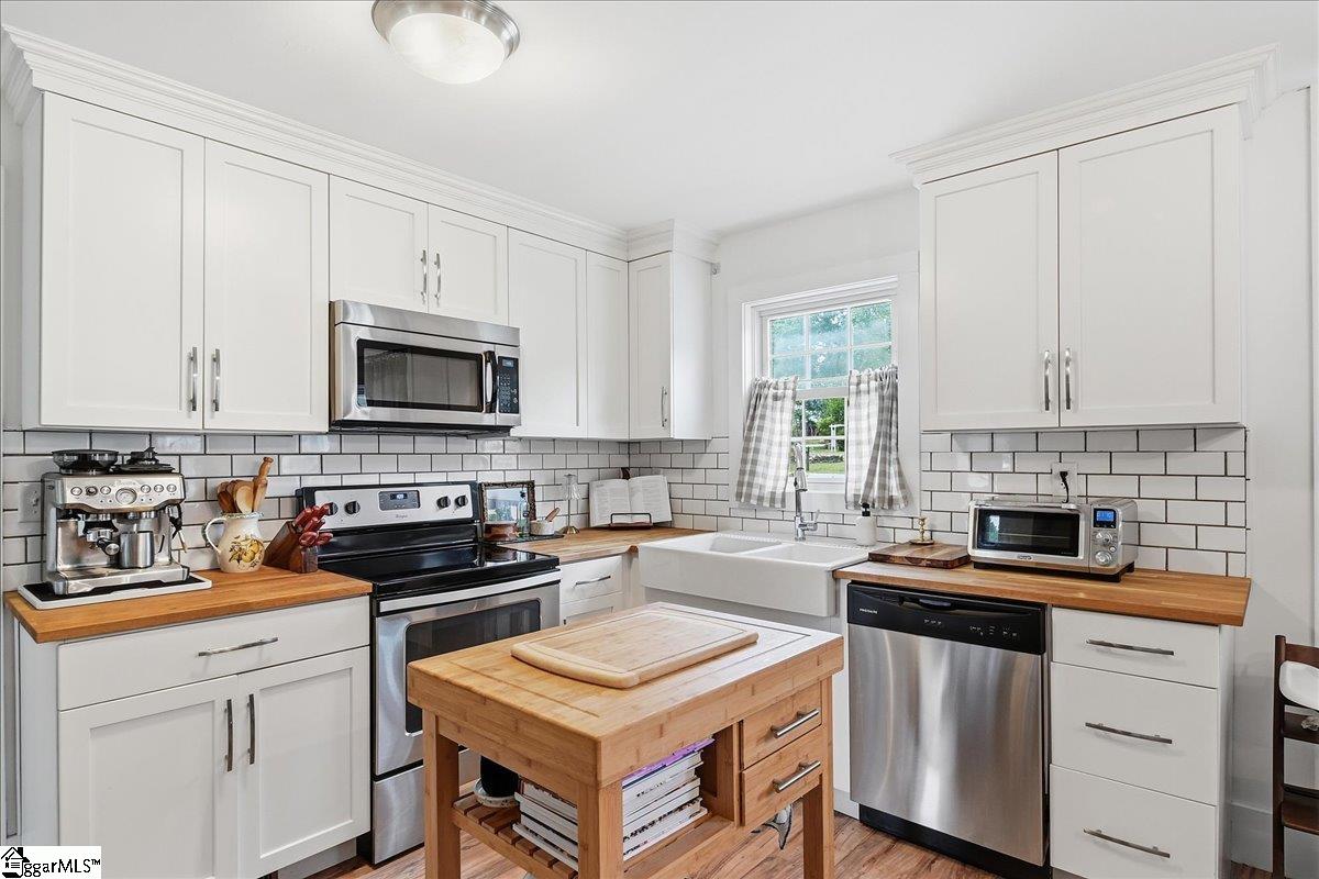 902 E Lee Road Taylors, SC 29687