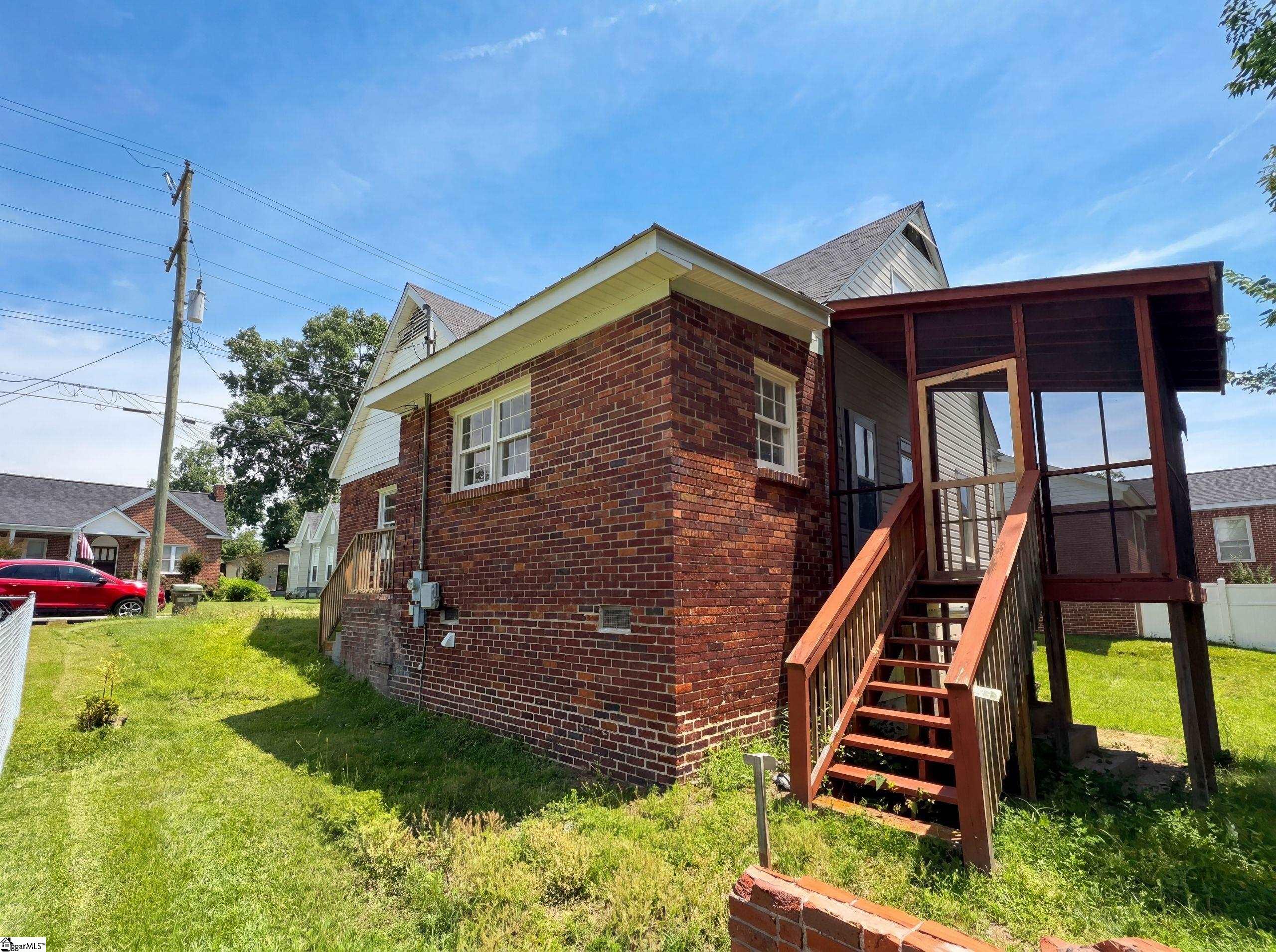 202 E Centennial Street Clinton, SC 29325