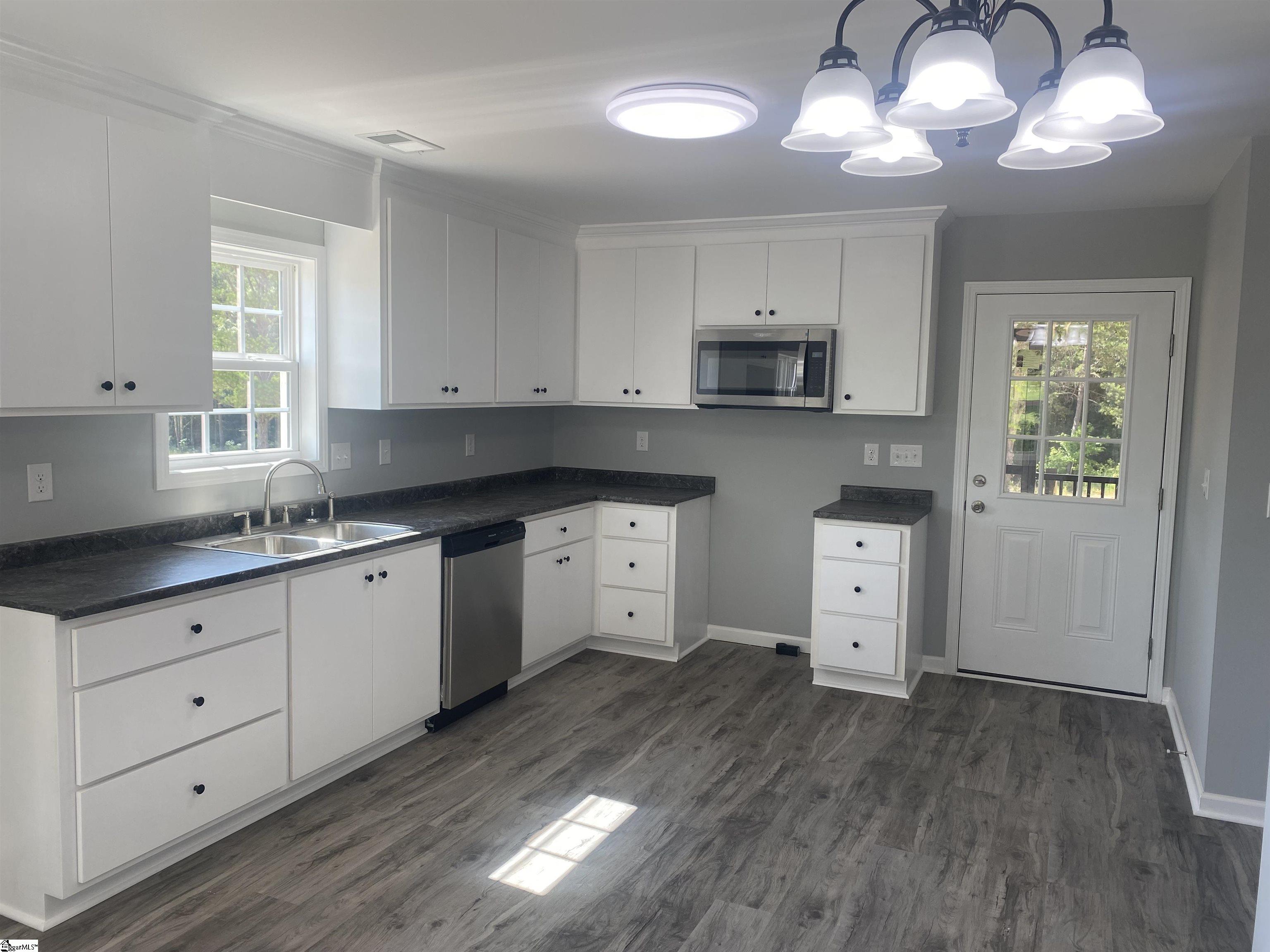 124 Laura Jane Lane Gray Court, SC 29645