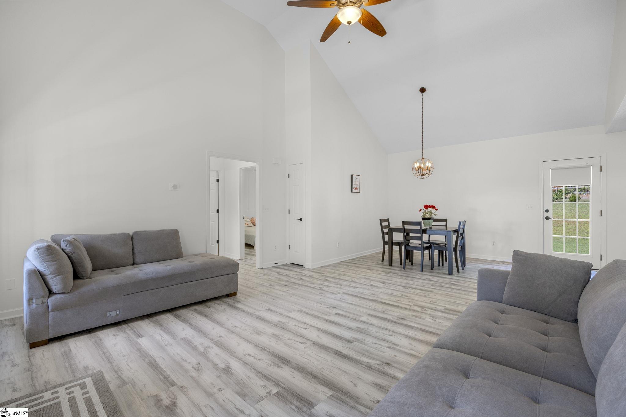 124 E King Road Greer, SC 29651