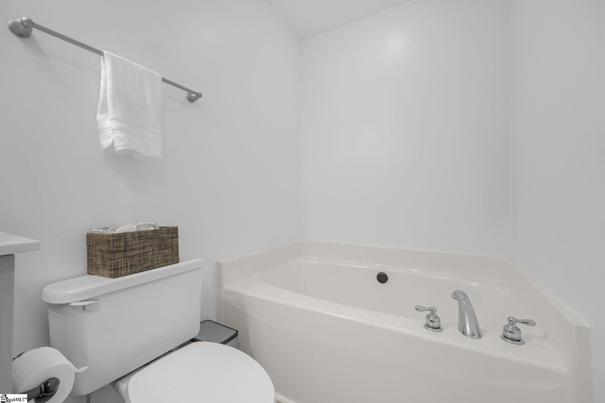124 E King Road Greer, SC 29651