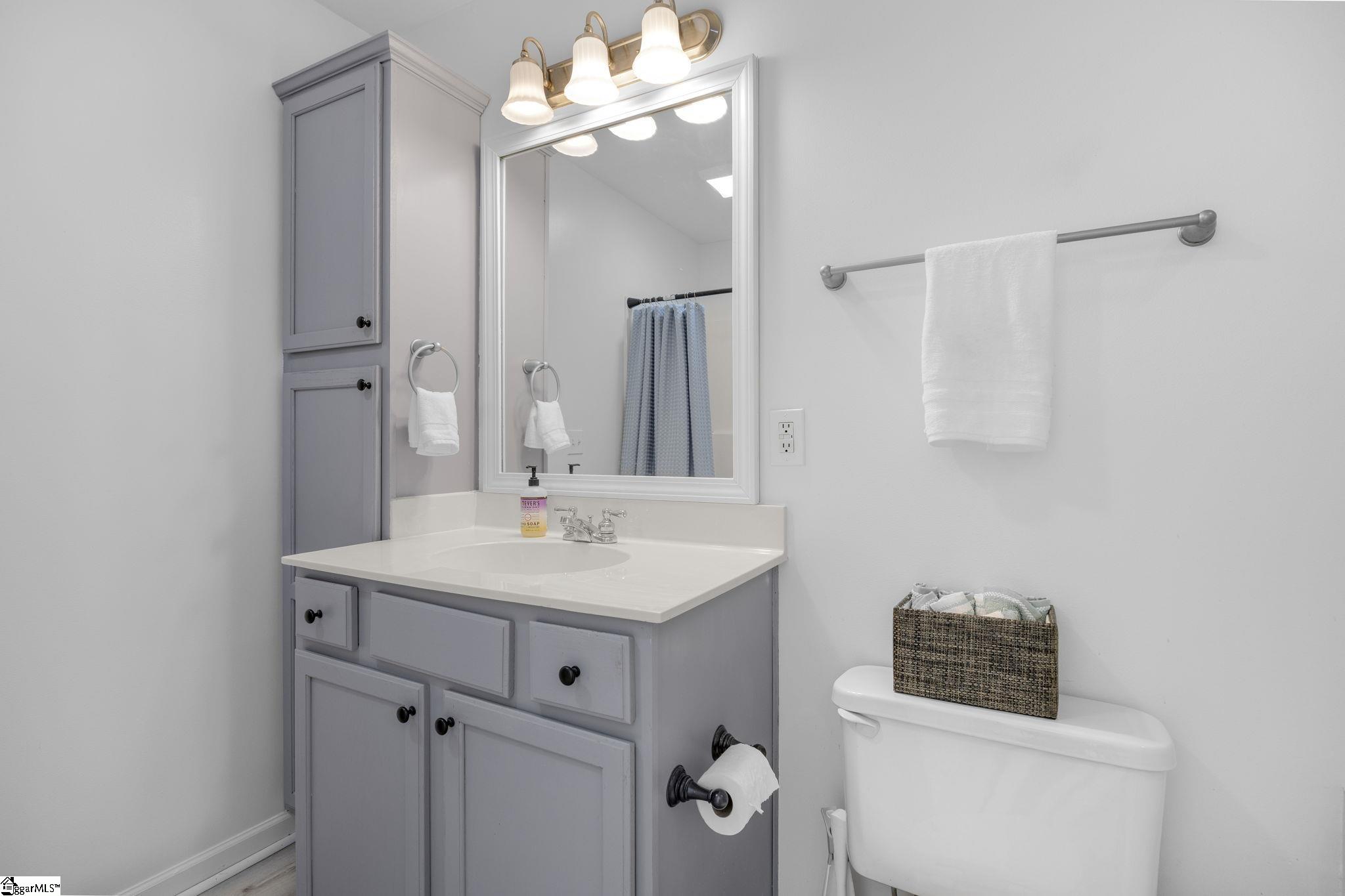 124 E King Road Greer, SC 29651