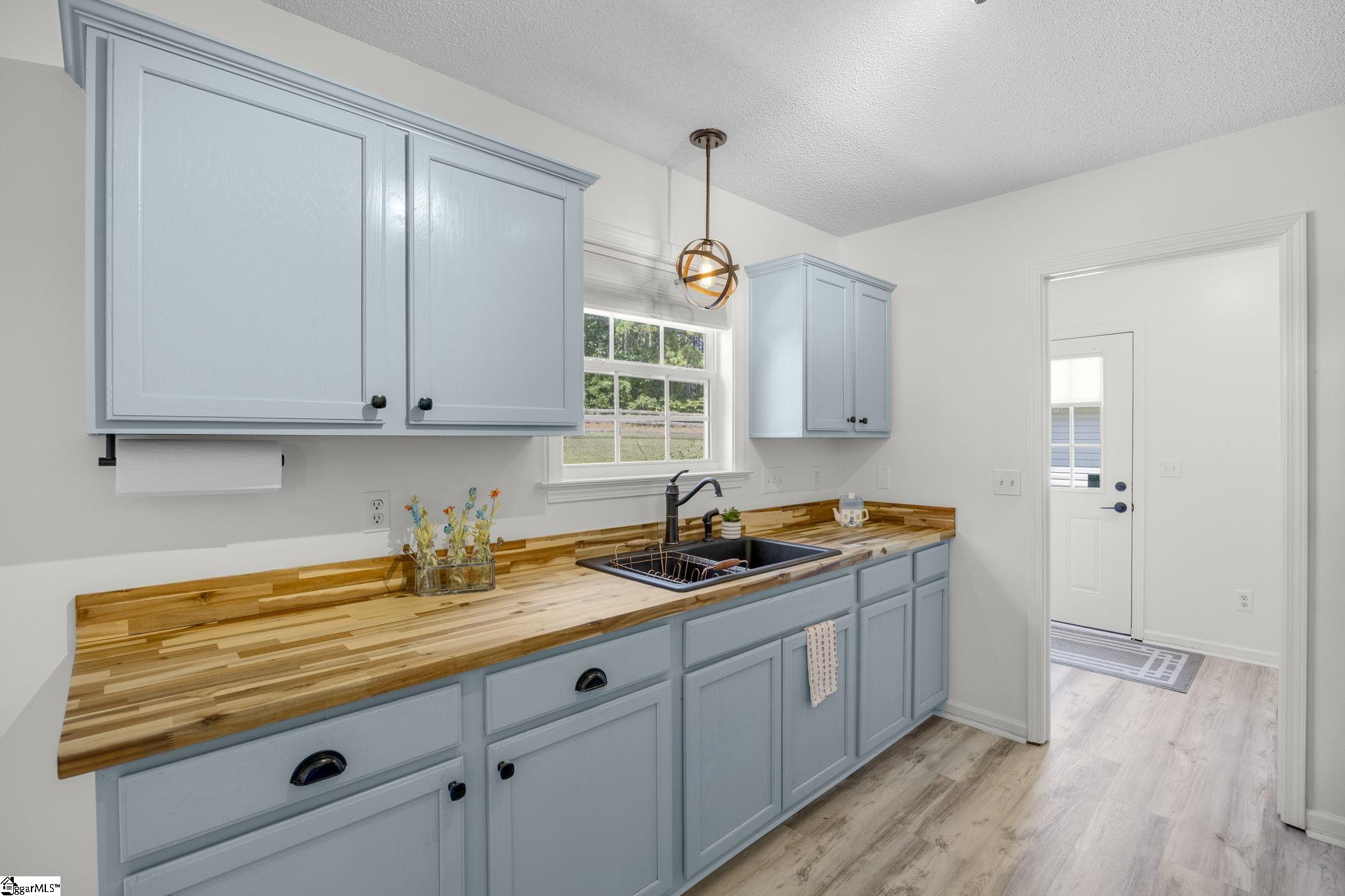 124 E King Road Greer, SC 29651