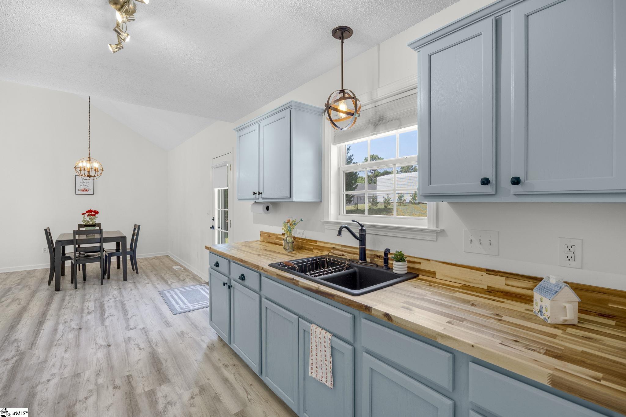 124 E King Road Greer, SC 29651