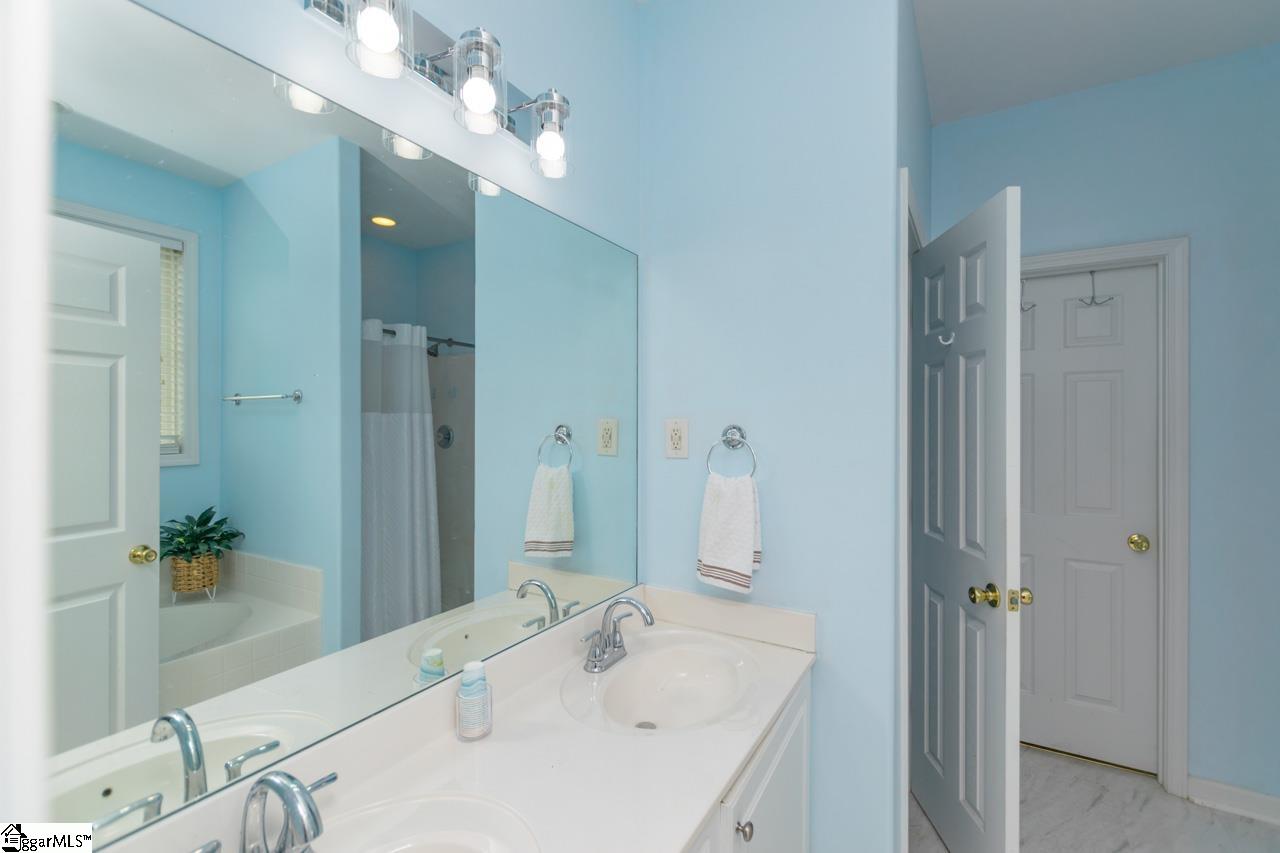 131 Lauren Wood Circle Taylors, SC 29687