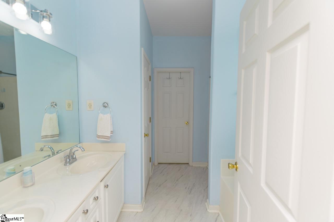 131 Lauren Wood Circle Taylors, SC 29687