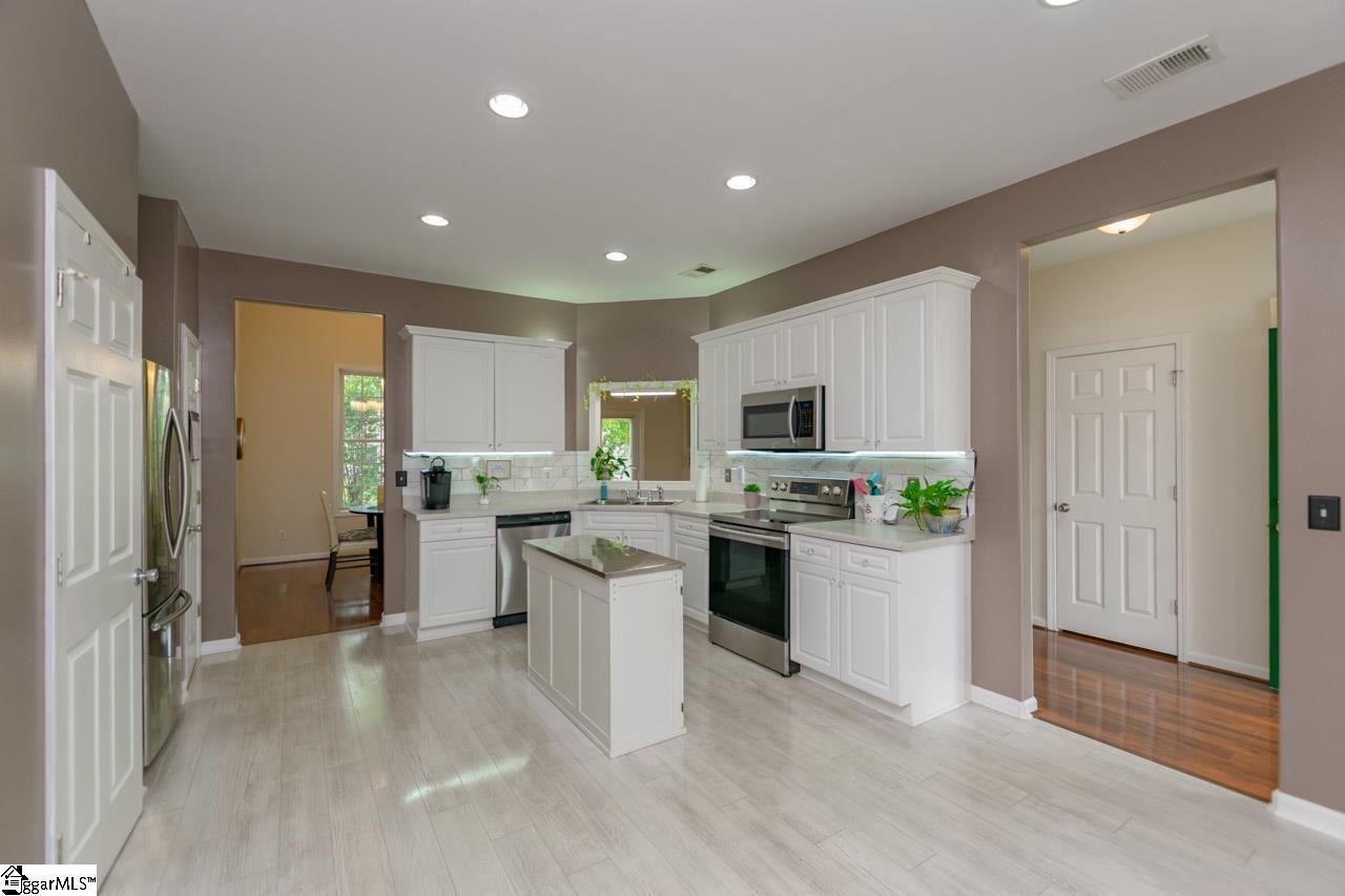 131 Lauren Wood Circle Taylors, SC 29687