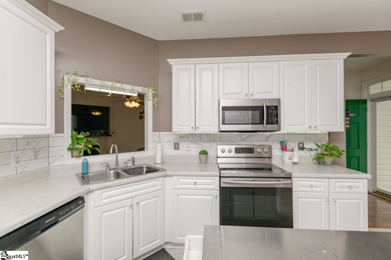 131 Lauren Wood Circle Taylors, SC 29687