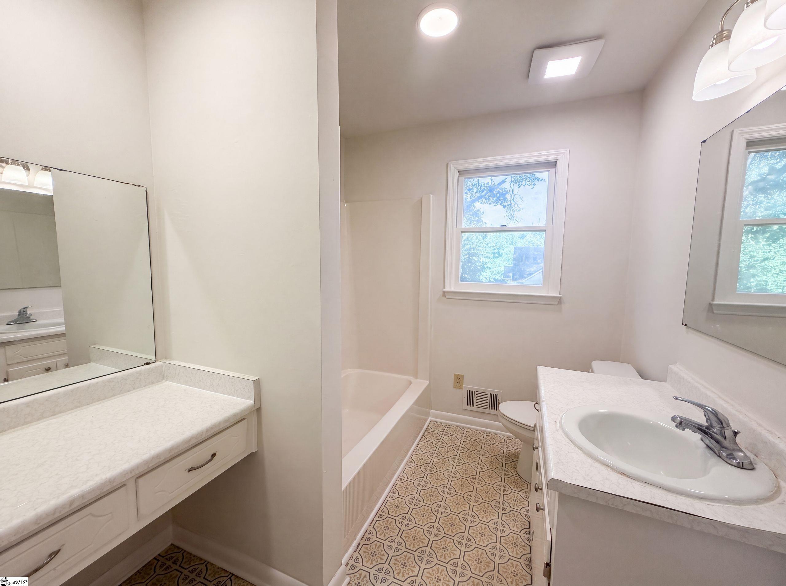 604 Meadowbrook Drive Spartanburg, SC 29307