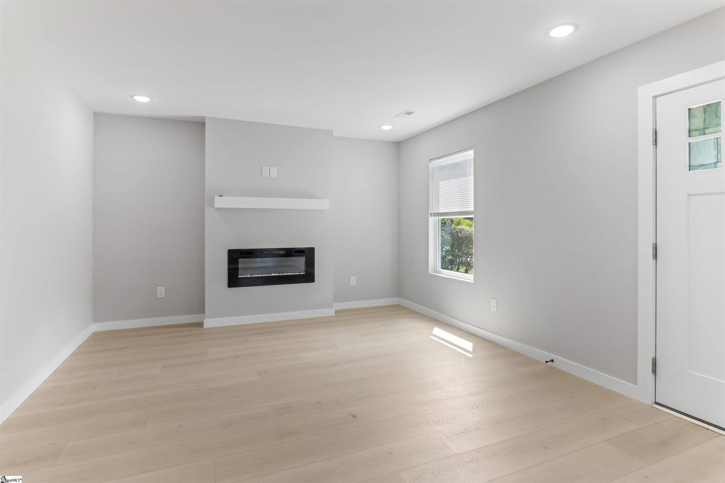 561 Bee Street Spartanburg, SC 29301