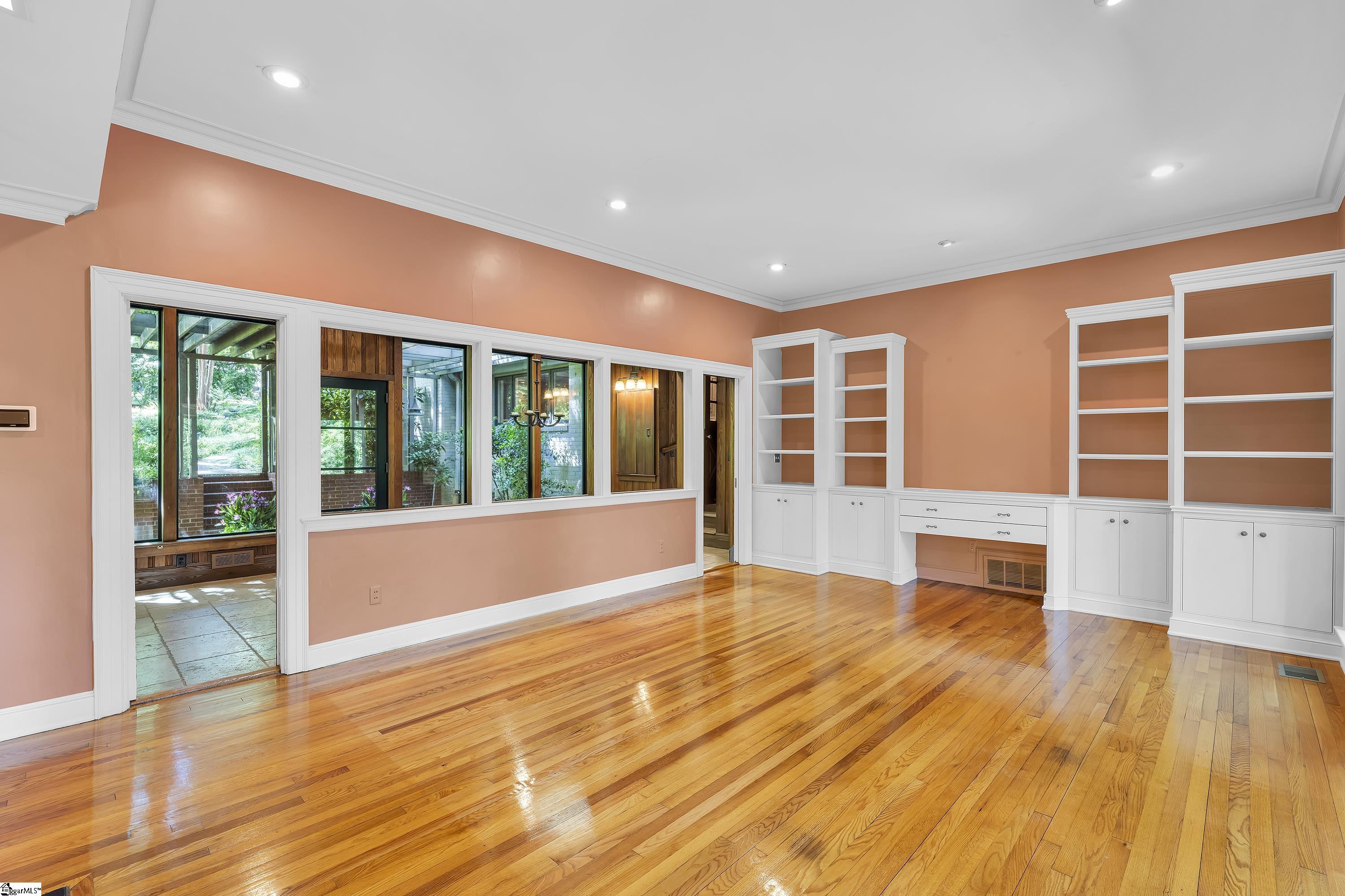 418 Woodland Way Greenville, SC 29607