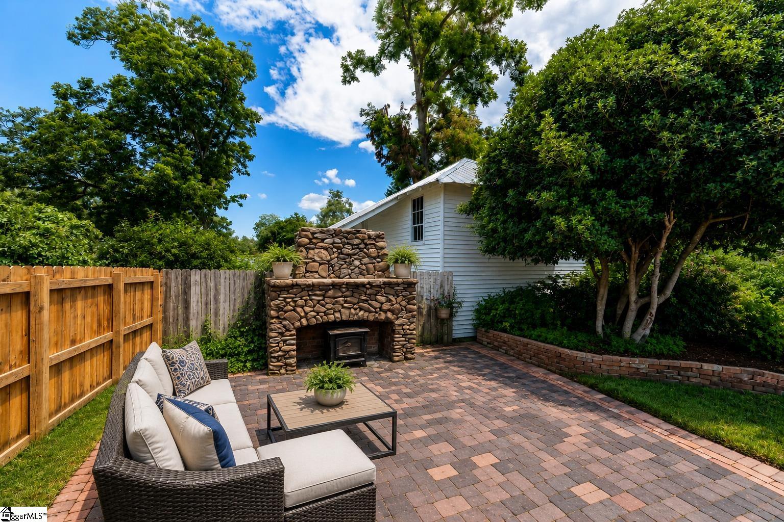 105 E Cambridge Avenue Greenwood, SC 29646