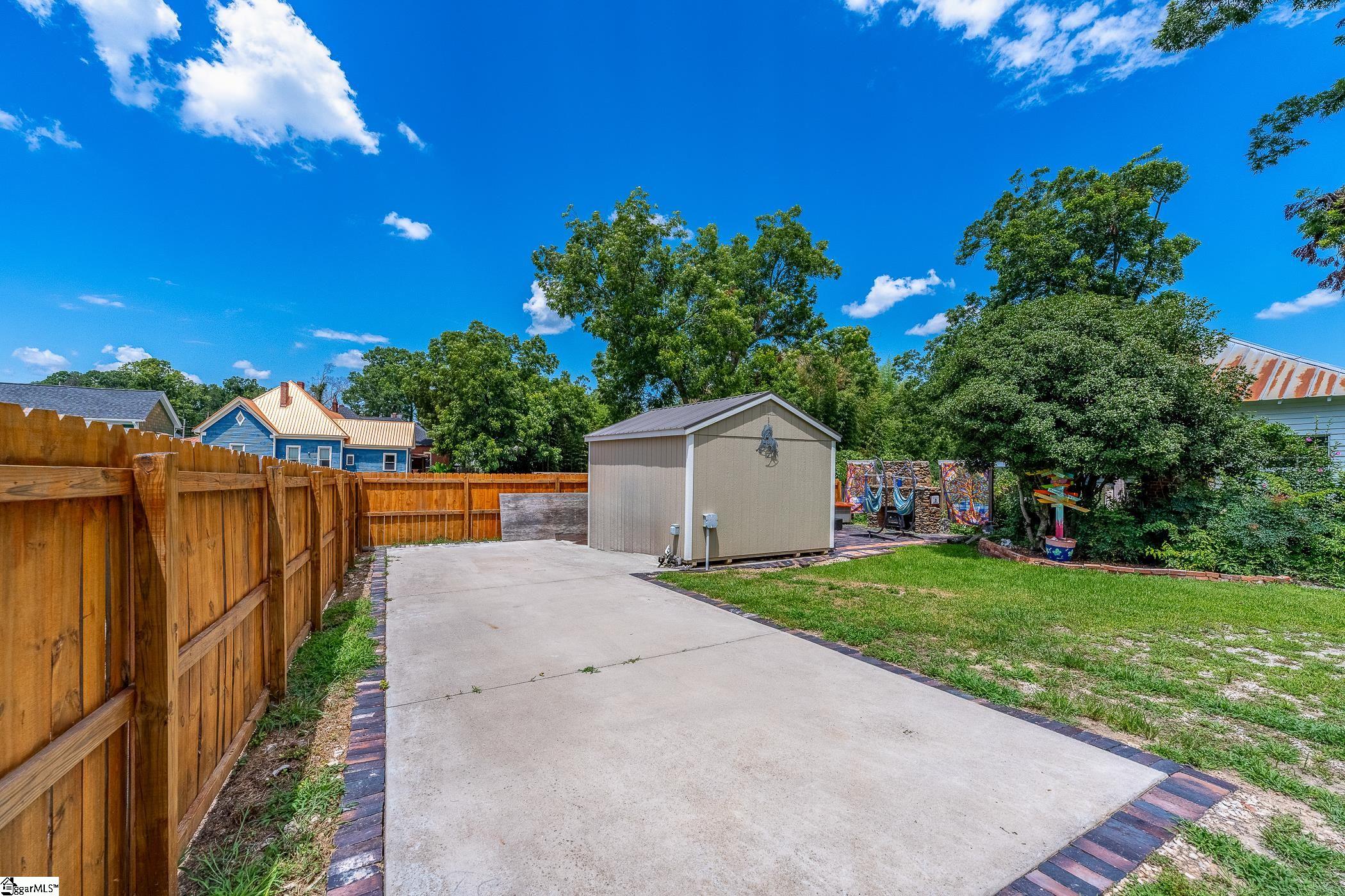 105 E Cambridge Avenue Greenwood, SC 29646
