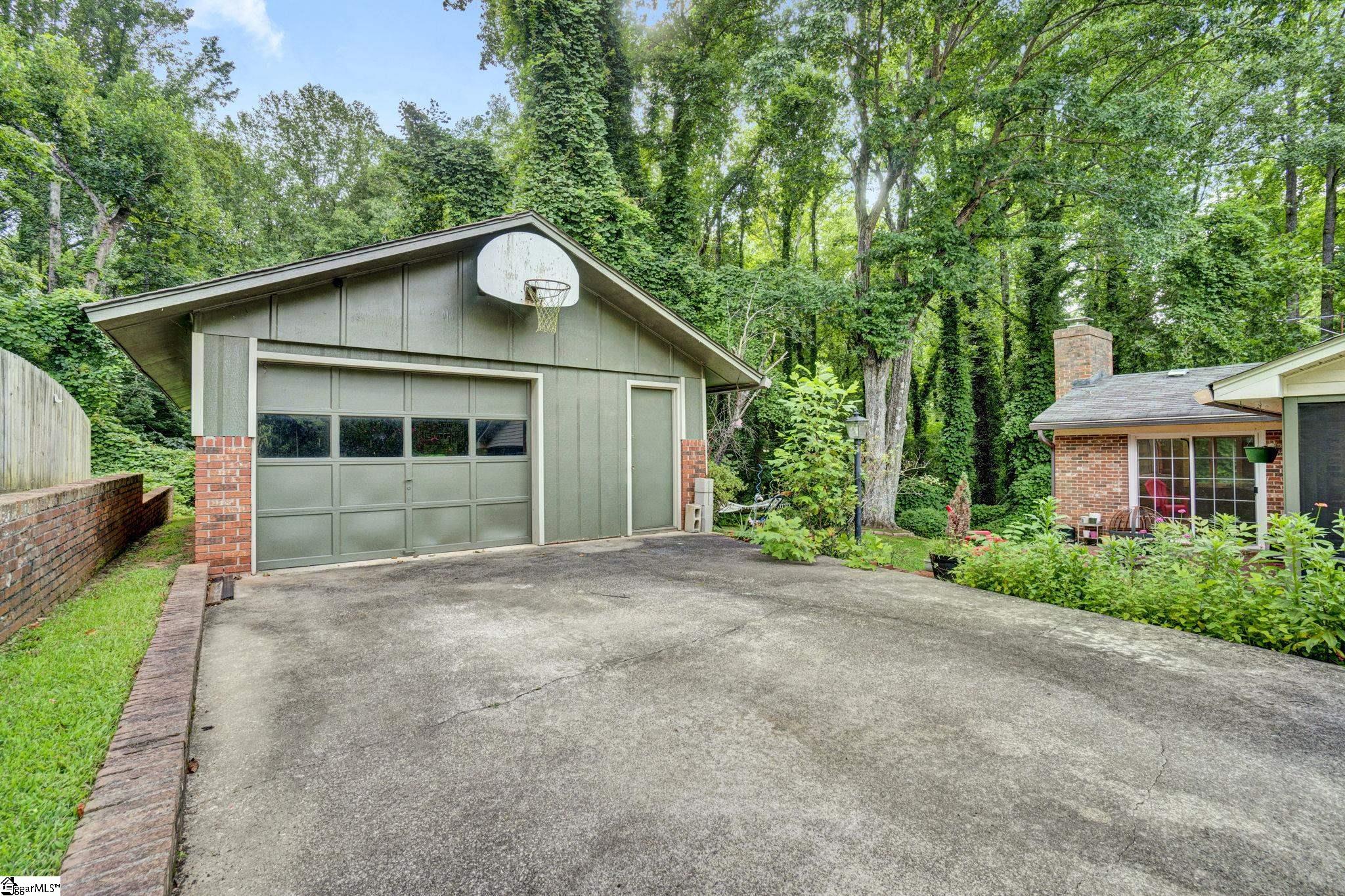 7 River Oaks Drive Greenville, SC 29601