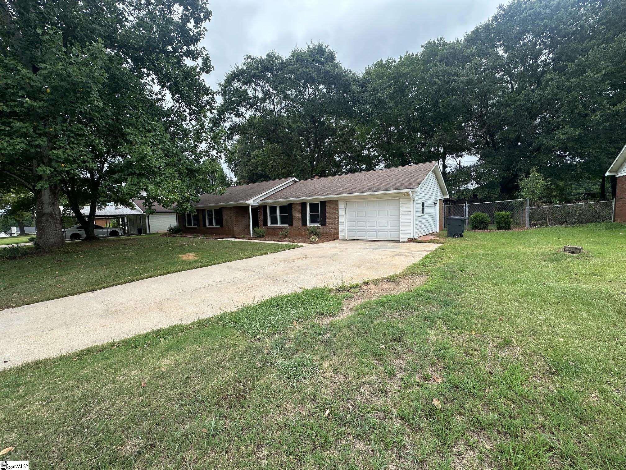 220 River Forest Drive Boiling Springs, SC 29316