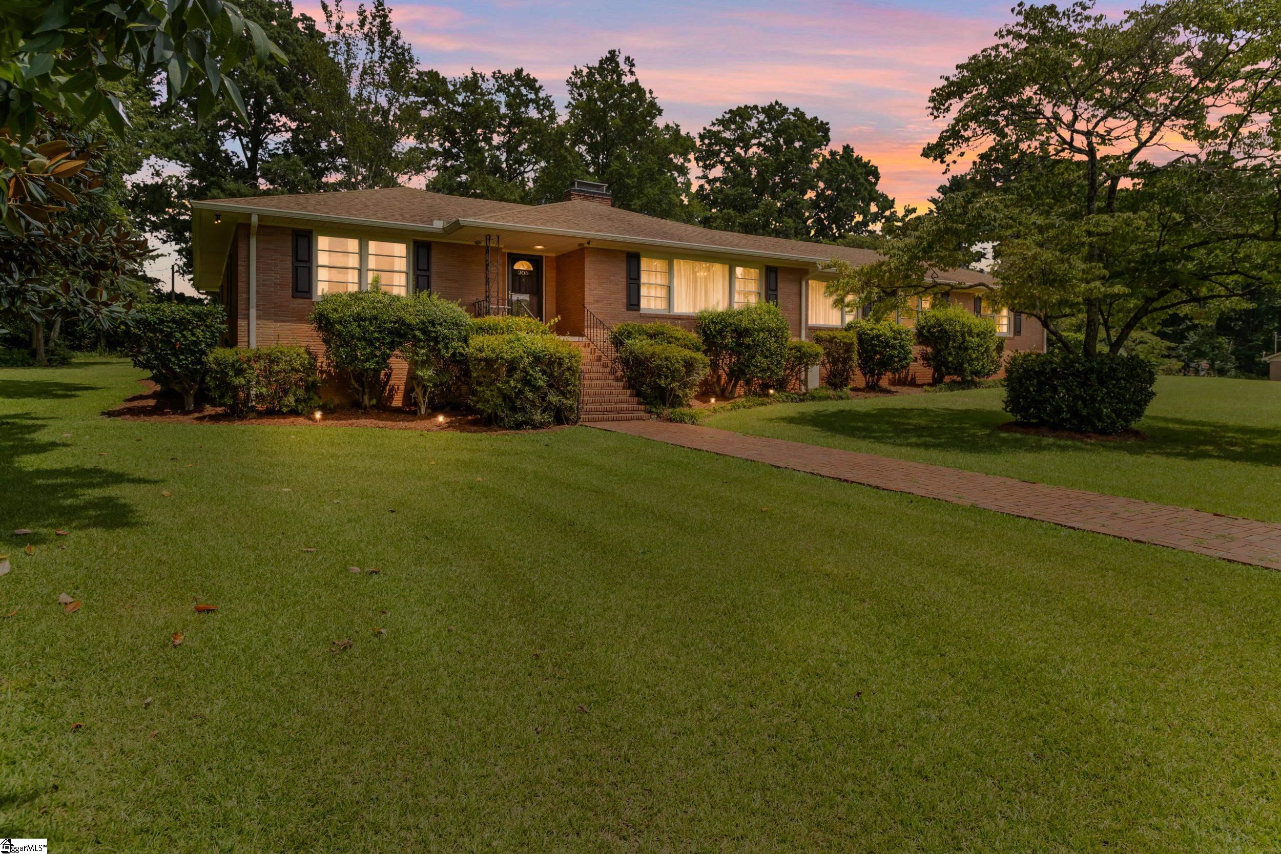 2nd image of 205 Dixon St, Clinton, SC 29325 | MLS# 1600364