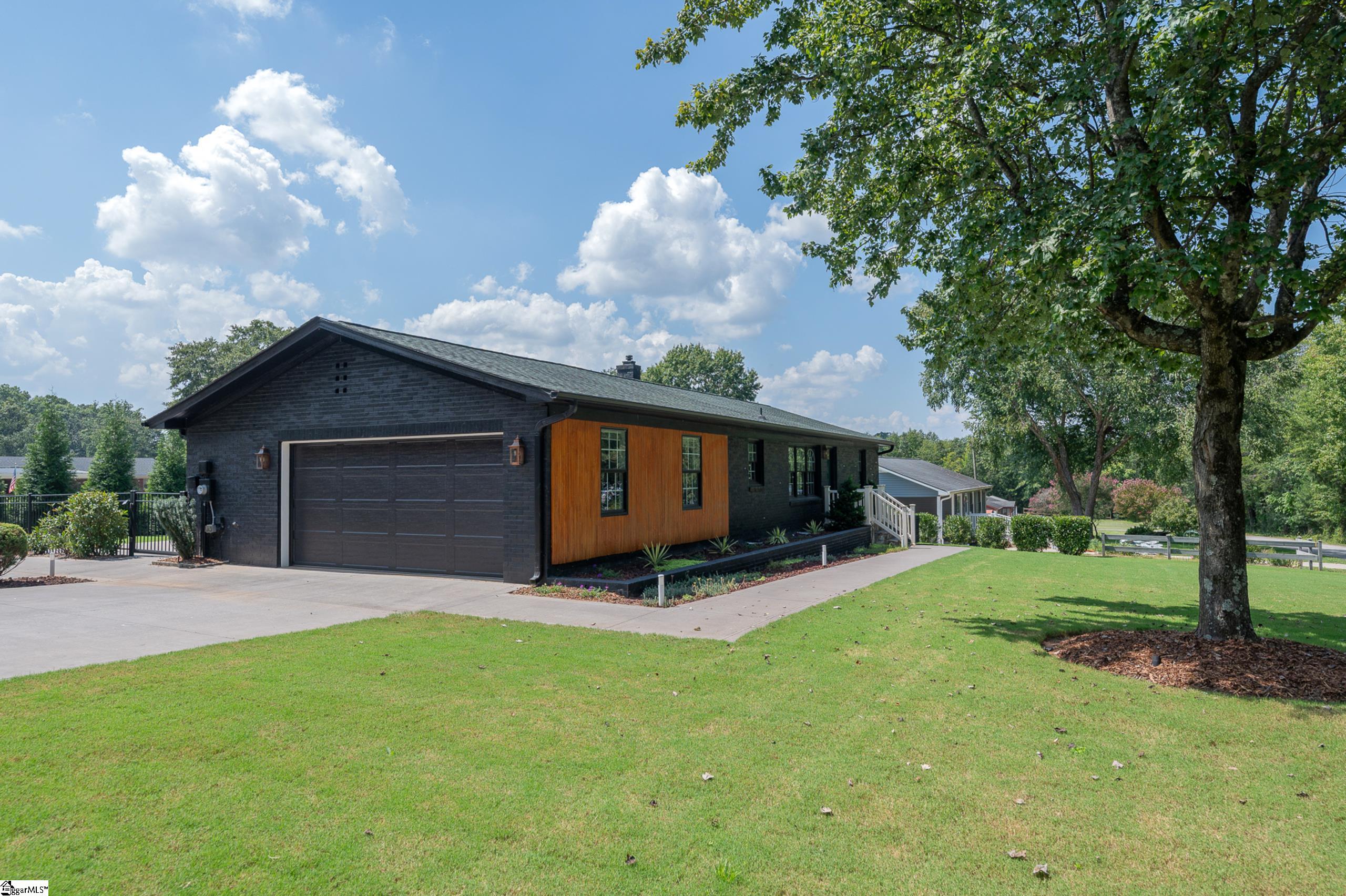 Photo 3 of Single family home for sale at 511 Woburn Ct, Greer, SC 29651 | MLS# 1602957 | Listing updated on 2026-09-15