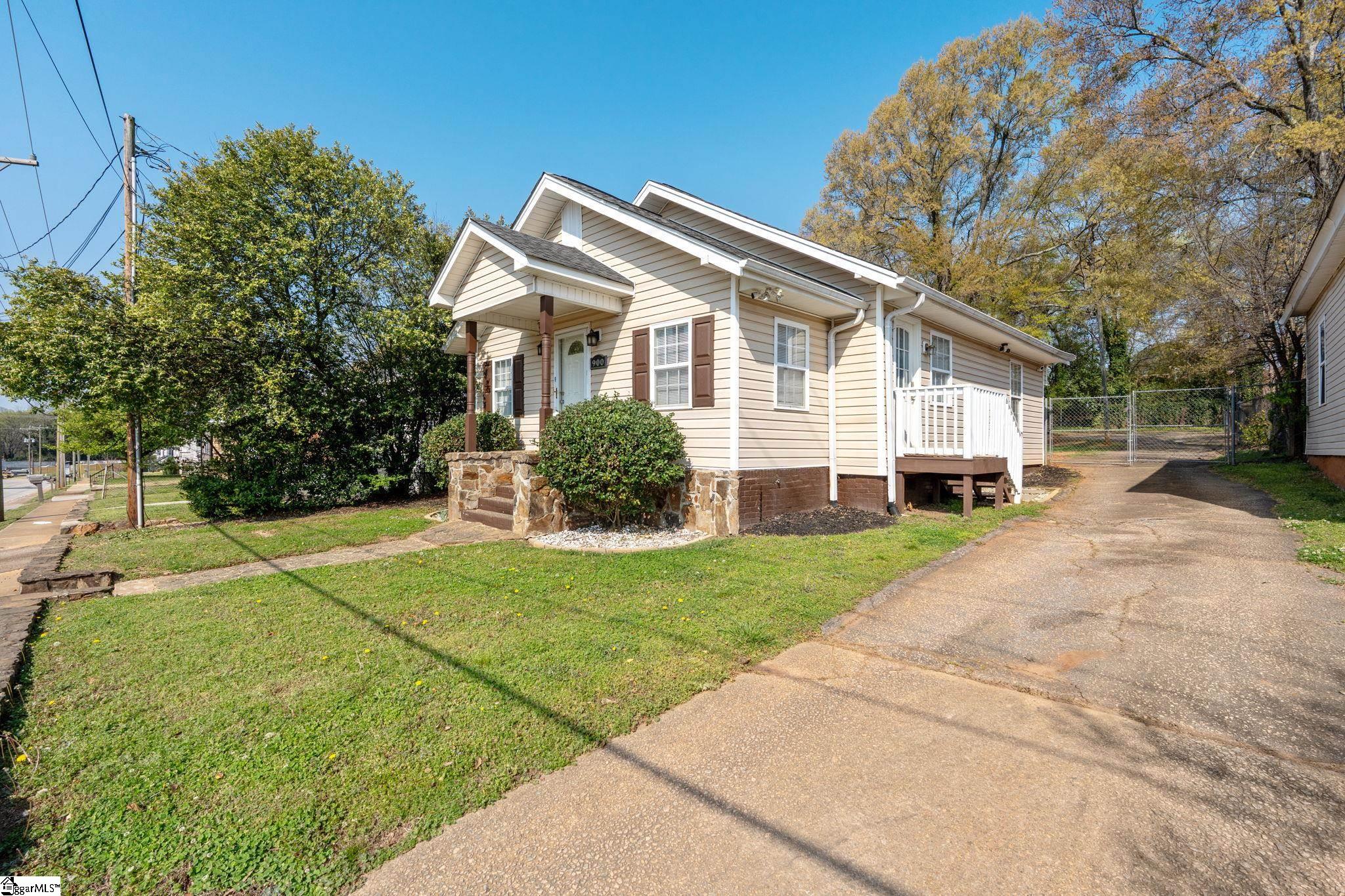 Photo 3 of Single family home for sale at 900 Green Ave, Greenville, SC 29605 | MLS# 1603894 | Listing updated on 2026-09-16