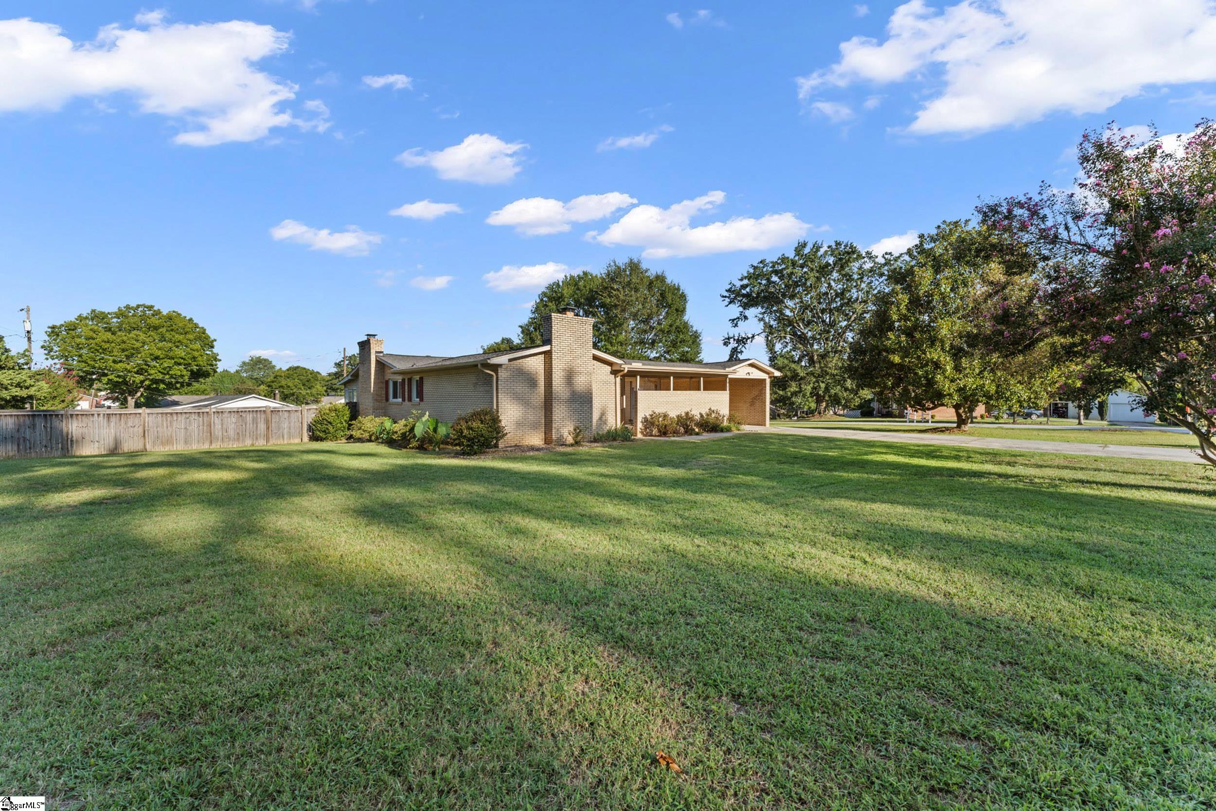 Photo 1 of Single family home for sale at 201 Eastview Dr, Simpsonville, SC 29681 | MLS# 1604038 | Listing updated on 2026-09-17