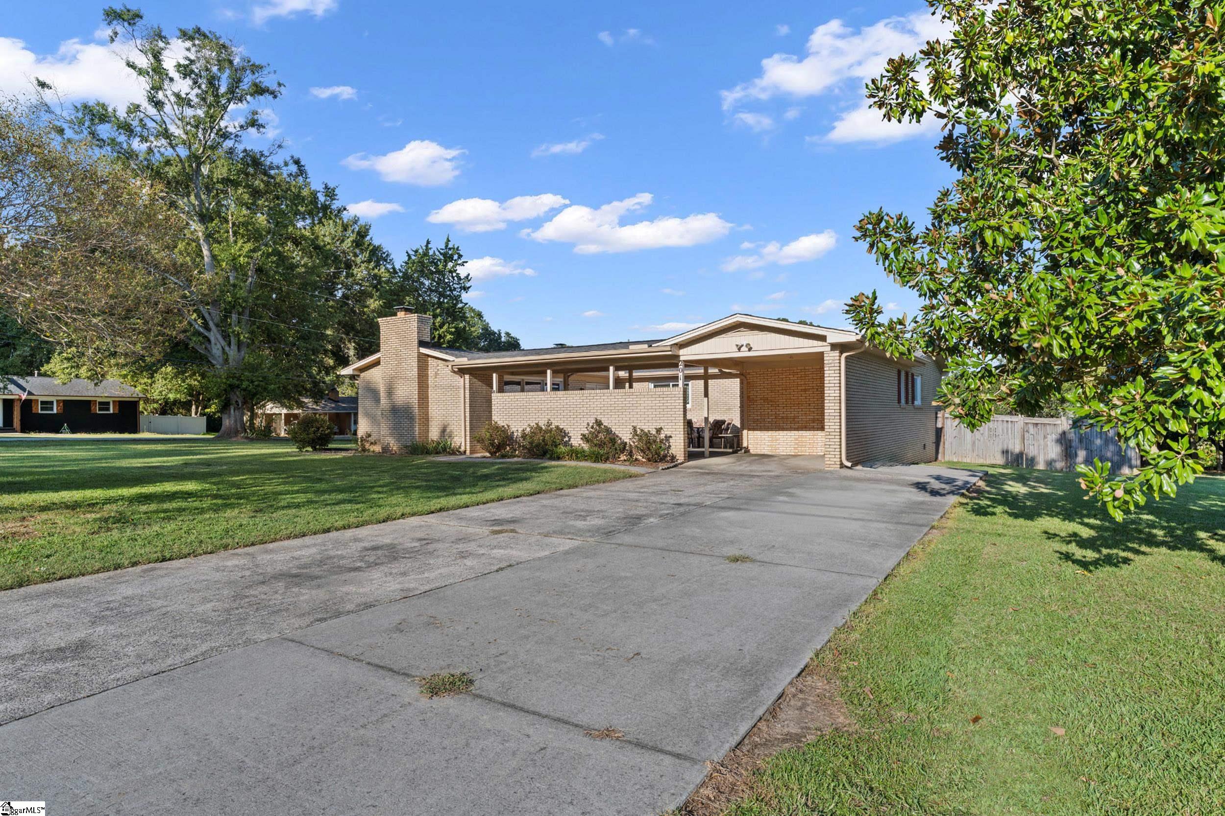 Photo 2 of Single family home for sale at 201 Eastview Dr, Simpsonville, SC 29681 | MLS# 1604038 | Listing updated on 2026-09-17