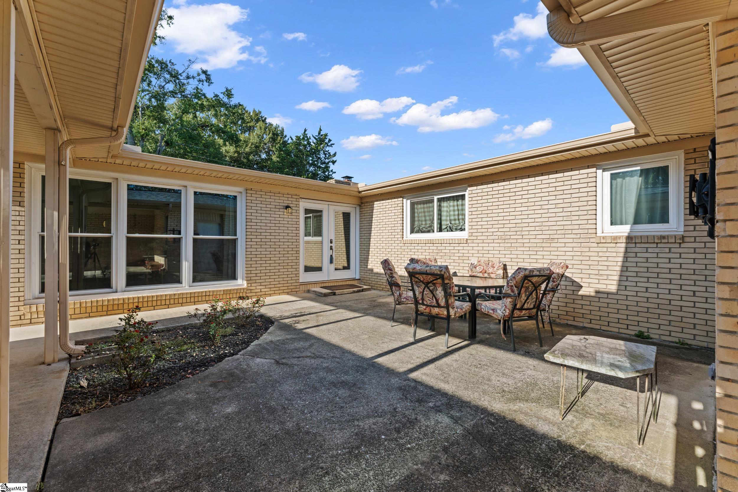 Photo 3 of Single family home for sale at 201 Eastview Dr, Simpsonville, SC 29681 | MLS# 1604038 | Listing updated on 2026-09-17
