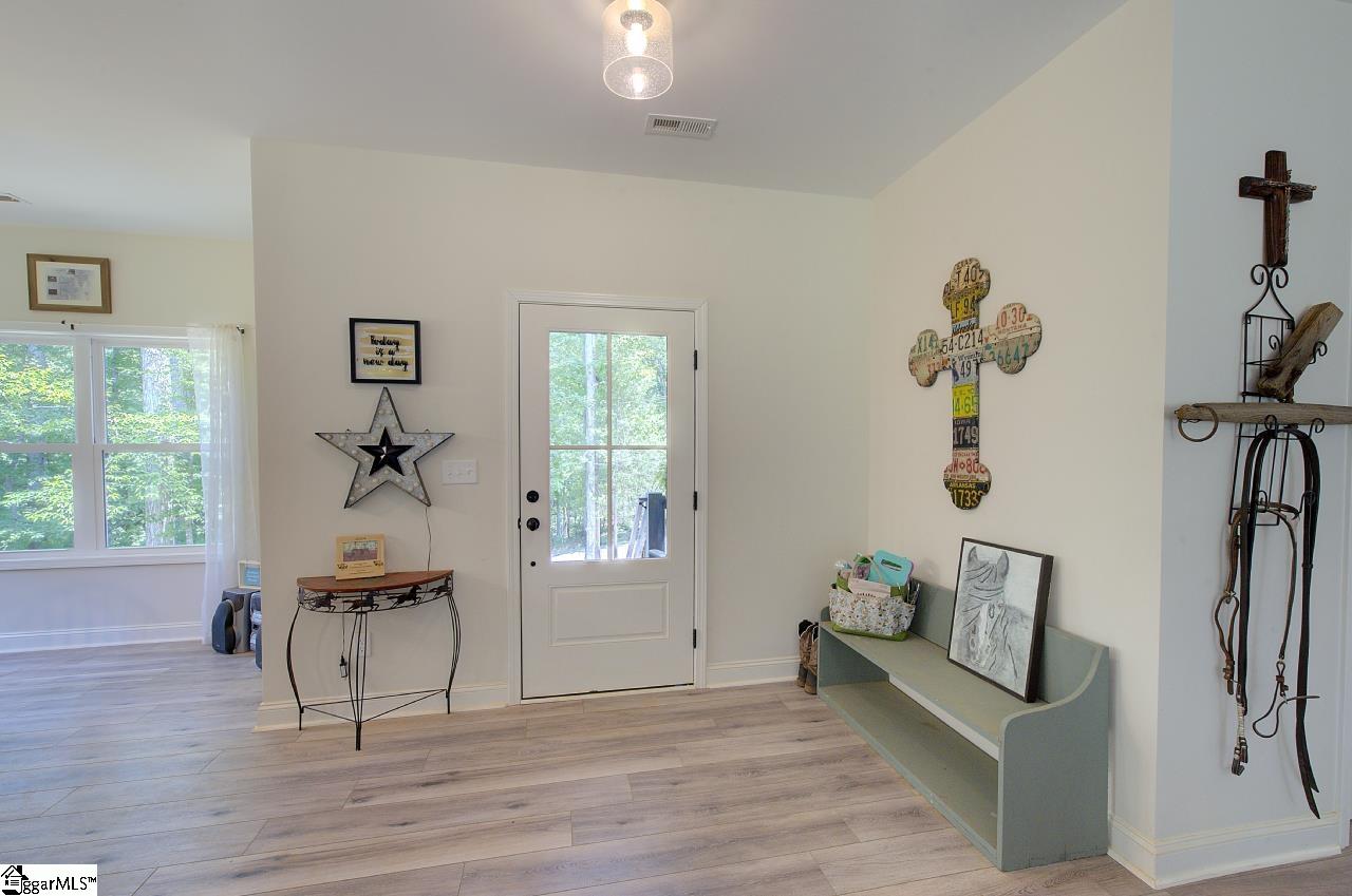 54 Lakeview Road, Fountain Inn SC 29644