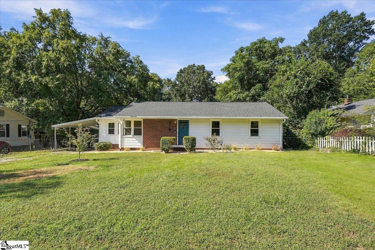 Single family home for sale at 218 Elaine Ave, Taylors, SC 29687 | MLS# 1604182