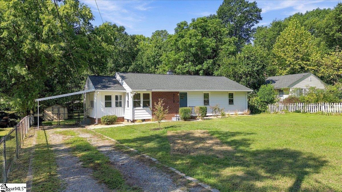 Photo 3 of Single family home for sale at 218 Elaine Ave, Taylors, SC 29687 | MLS# 1604182 | Listing updated on 2026-09-18