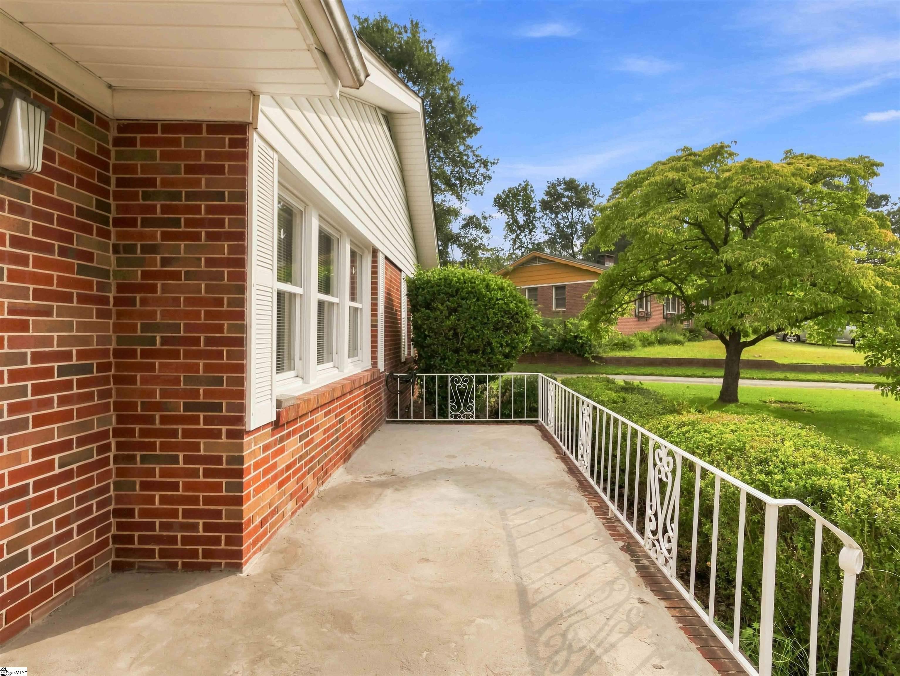 Photo 2 of Single family home for sale at 5 Lisa Dr, Greenville, SC 29615 | MLS# 1604227 | Listing updated on 2026-09-18