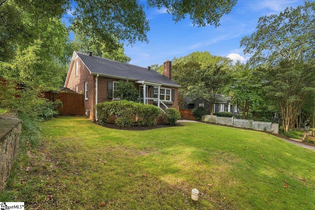 Photo 2 of Single family home for sale at 8 Charlotte St, Greenville, SC 29607 | MLS# 1604708 | Listing updated on 2026-09-24
