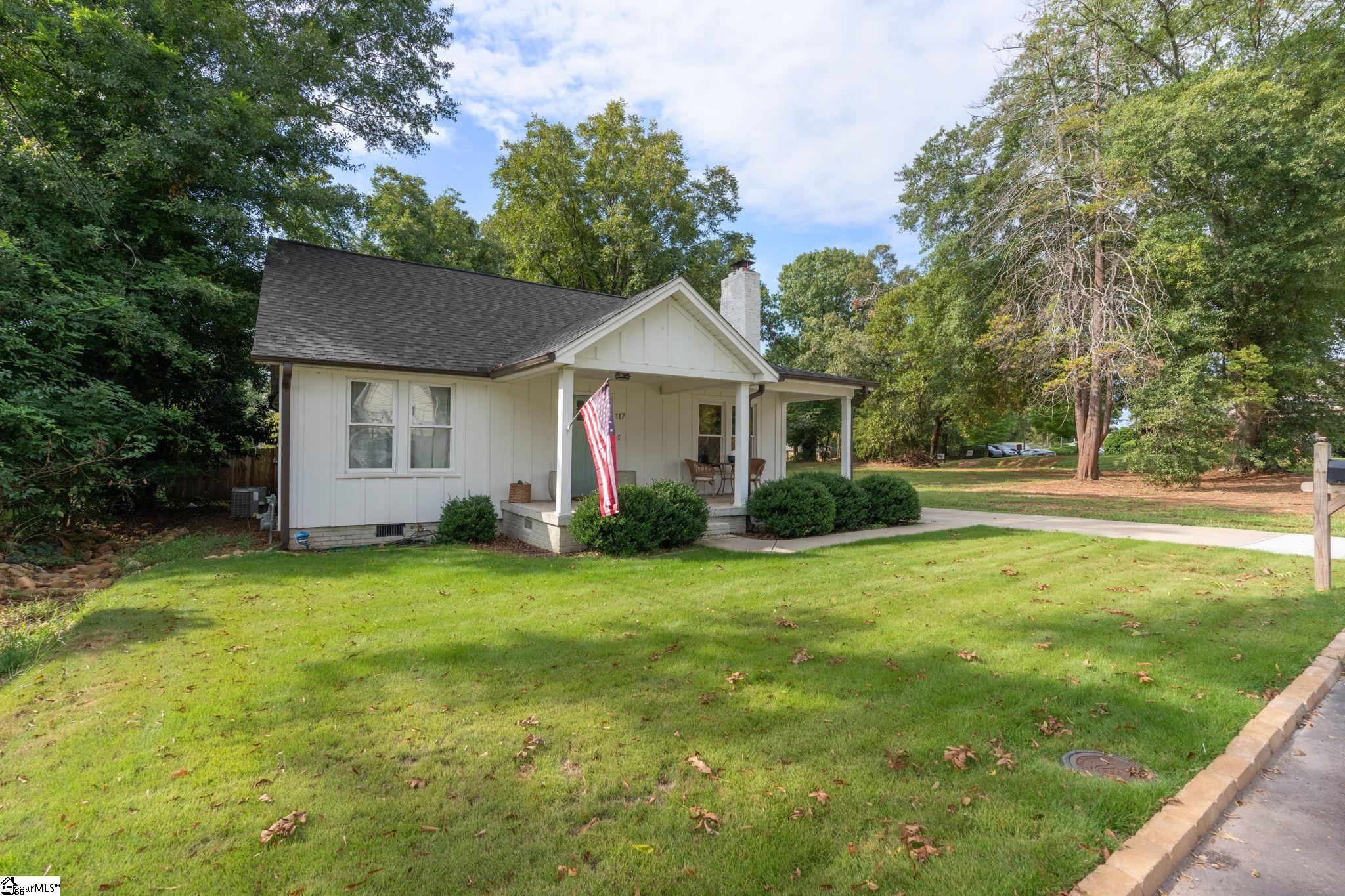Photo 3 of Single family home for sale at 117 Monteith Cir, Greenville, SC 29605 | MLS# 1604729 | Listing updated on 2026-09-24