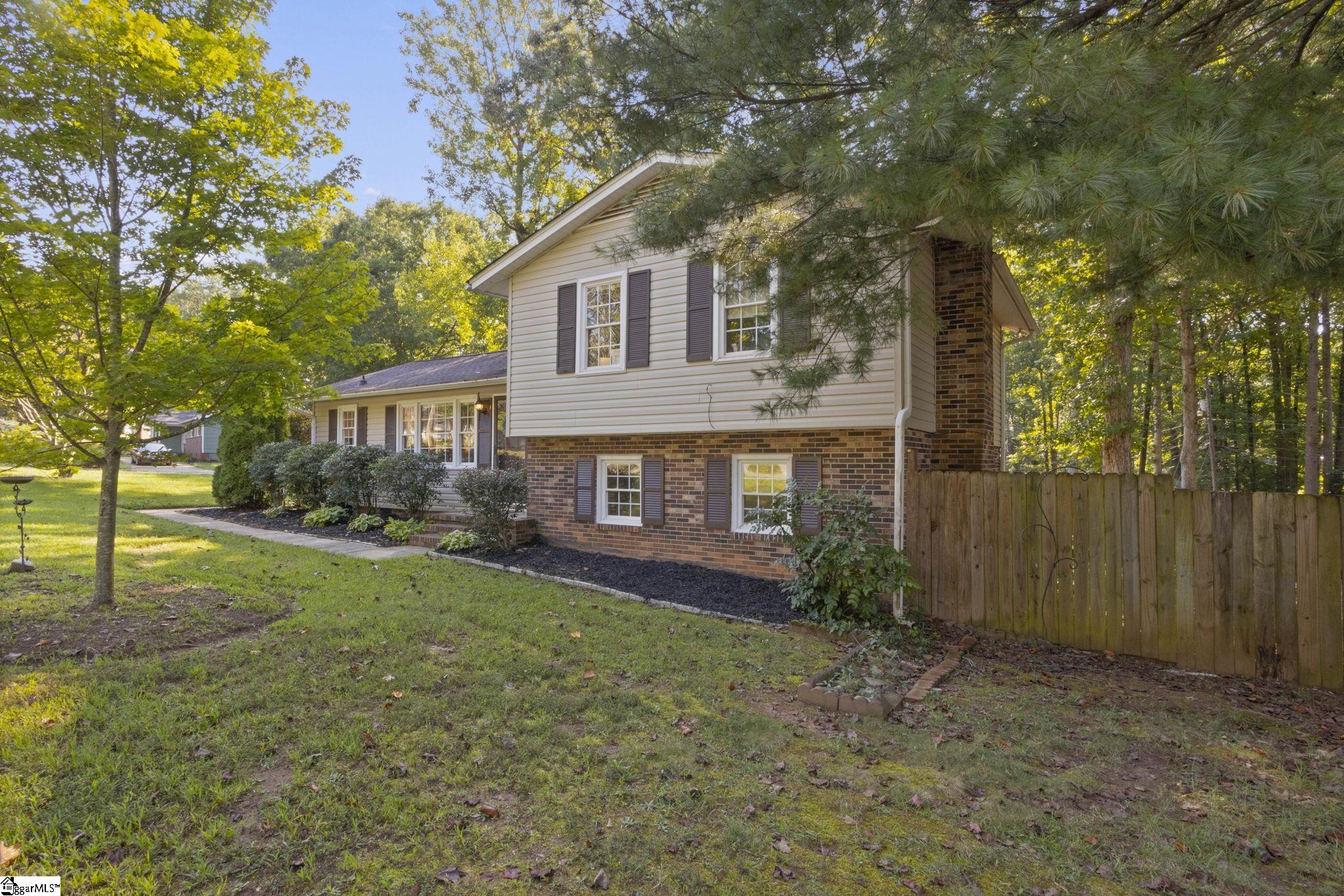 Photo 2 of Single family home for sale at 102 Branchview Ct, Simpsonville, SC 29680 | MLS# 1604759 | Listing updated on 2026-09-24