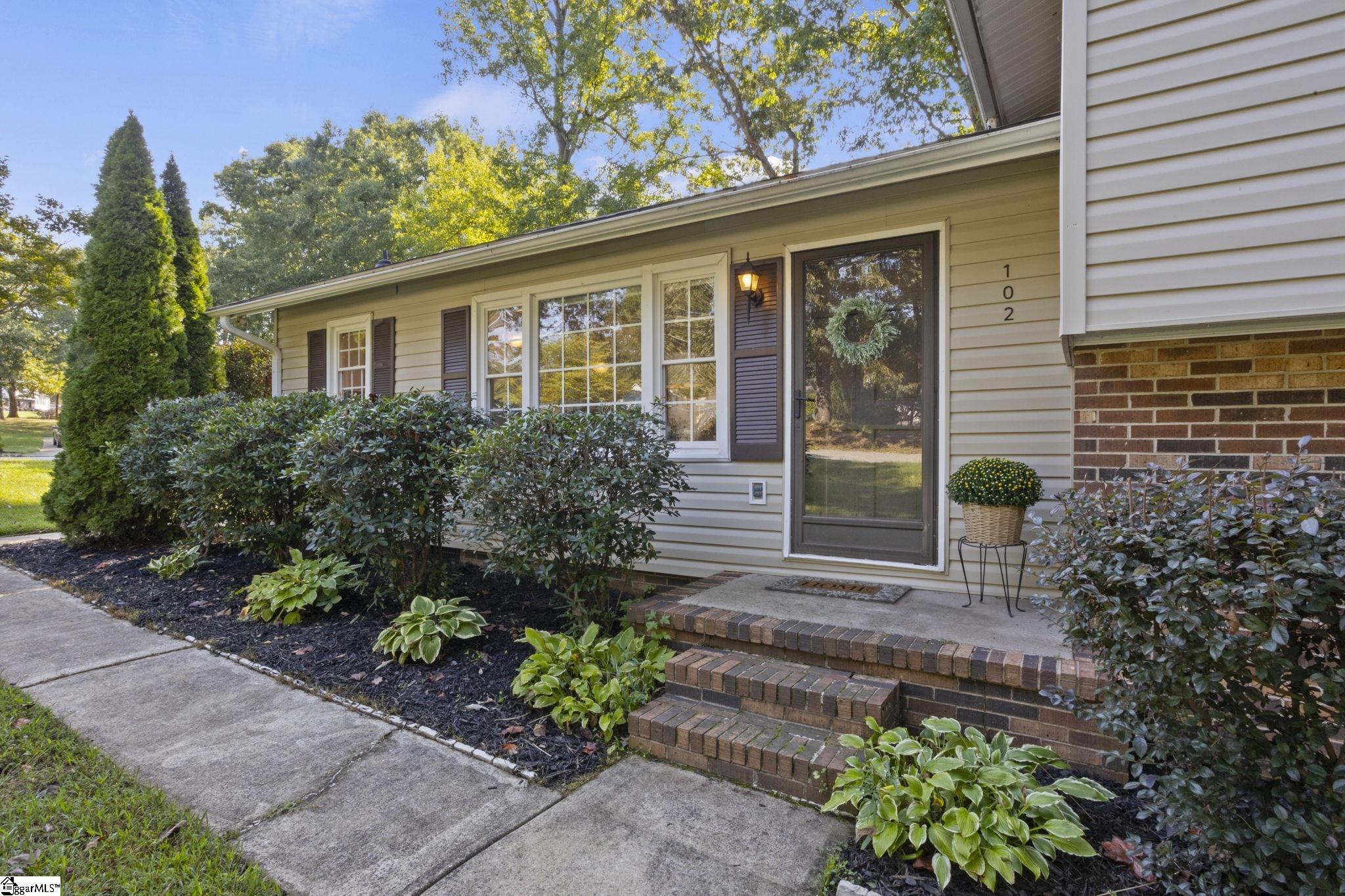 Photo 3 of Single family home for sale at 102 Branchview Ct, Simpsonville, SC 29680 | MLS# 1604759 | Listing updated on 2026-09-24