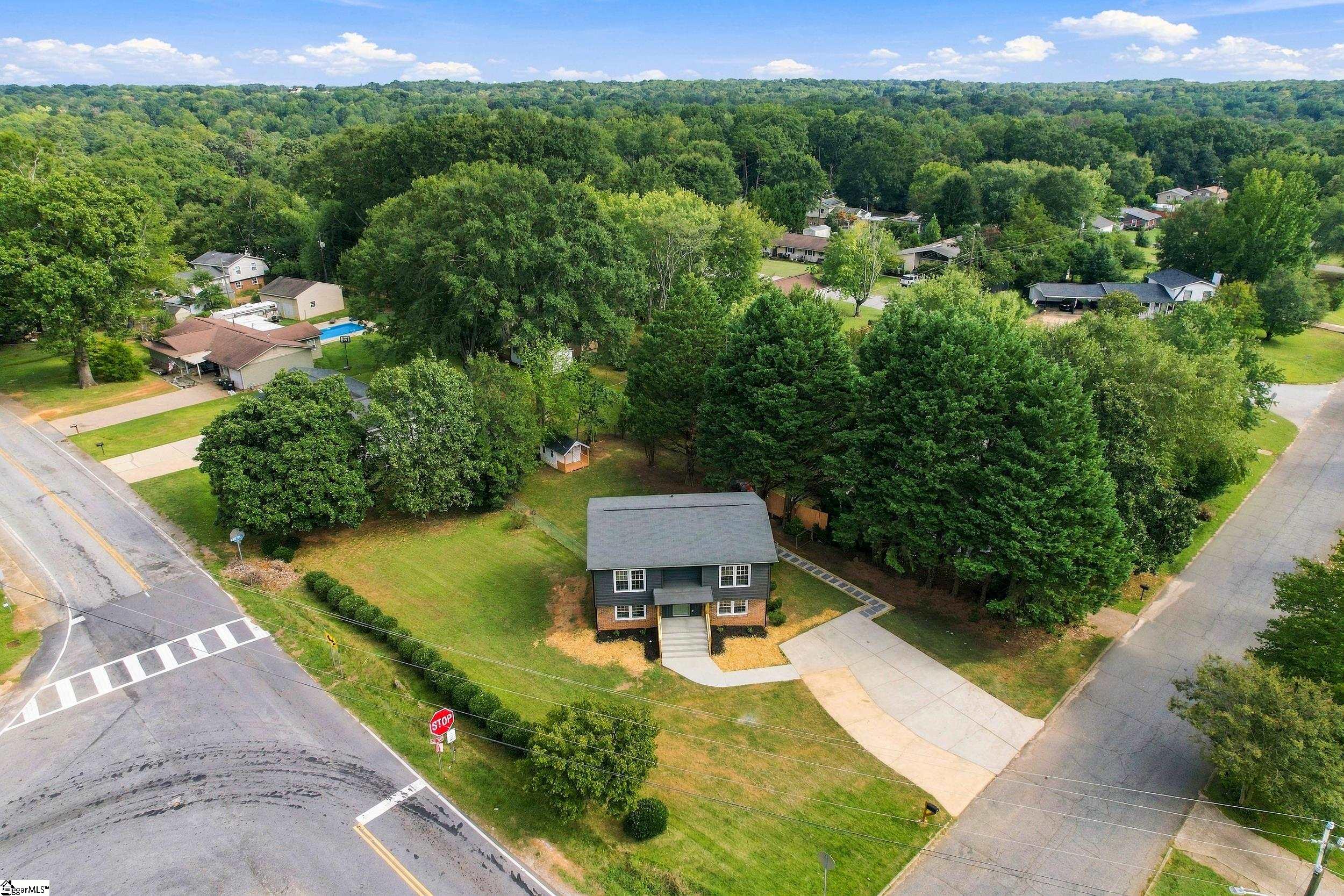 Photo 2 of Single family home for sale at 101 Agewood Dr, Simpsonville, SC 29680 | MLS# 1604772 | Listing updated on 2026-09-24