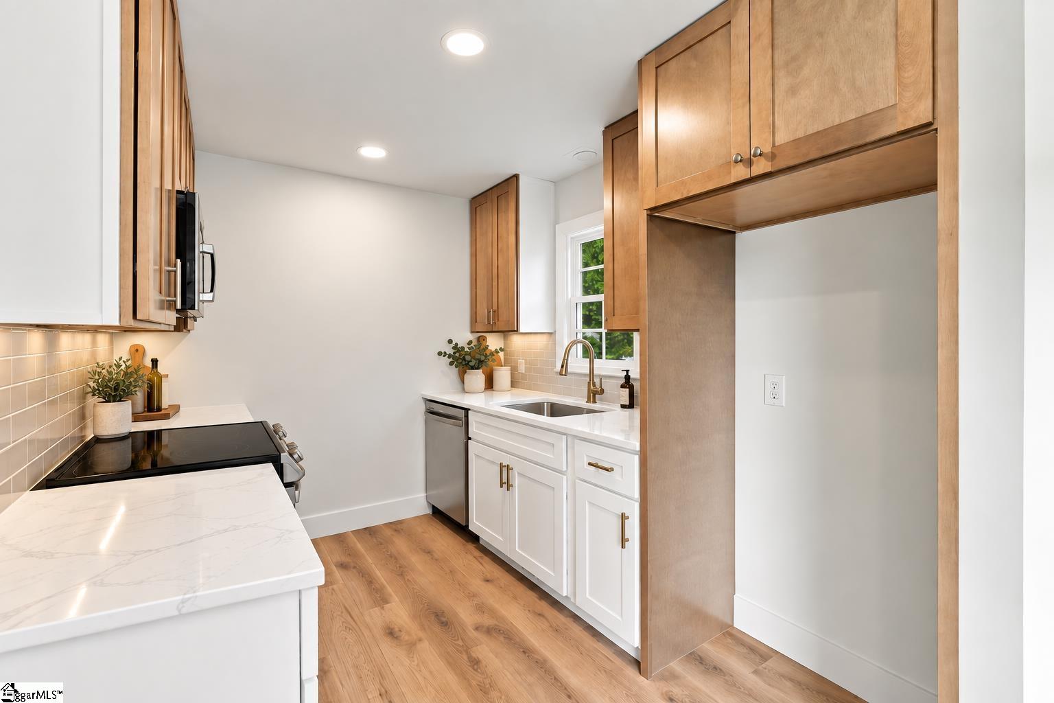 Photo 4 of Single family home for sale at 101 Agewood Dr, Simpsonville, SC 29680 | MLS# 1604772 | Listing updated on 2026-09-24