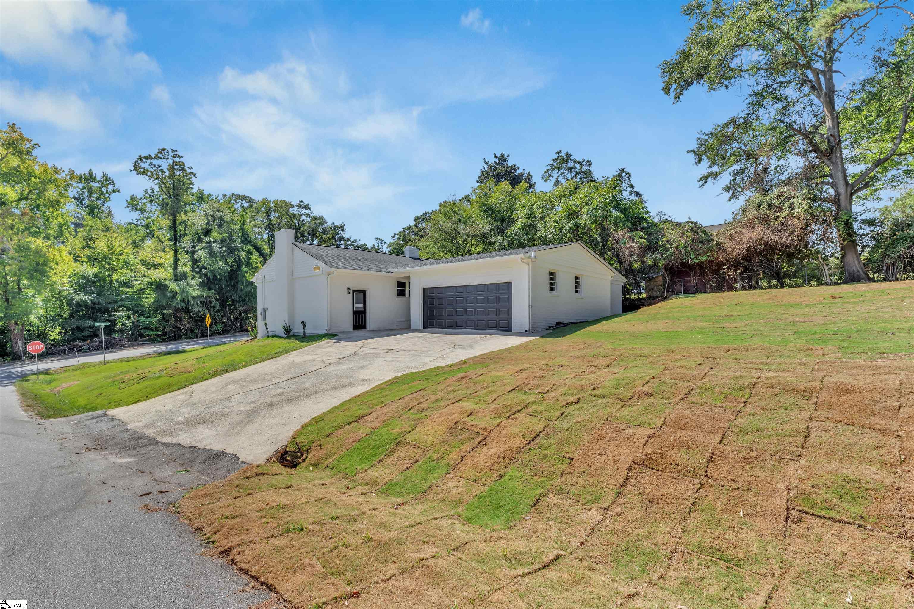 Photo 2 of Single family home for sale at 1 Cashmere Dr, Greenville, SC 29605 | MLS# 1605549 | Listing updated on 2026-10-02