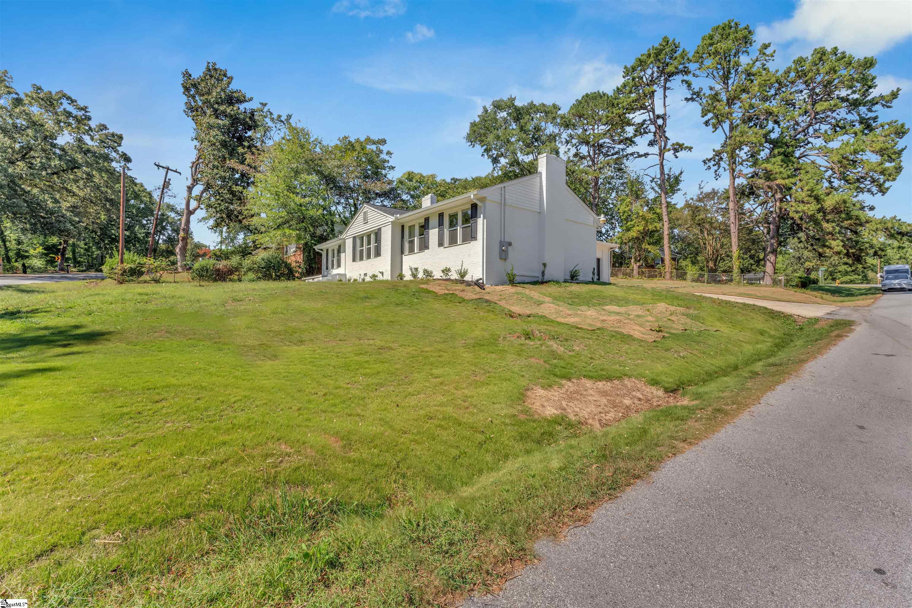 Photo 3 of Single family home for sale at 1 Cashmere Dr, Greenville, SC 29605 | MLS# 1605549 | Listing updated on 2026-10-02