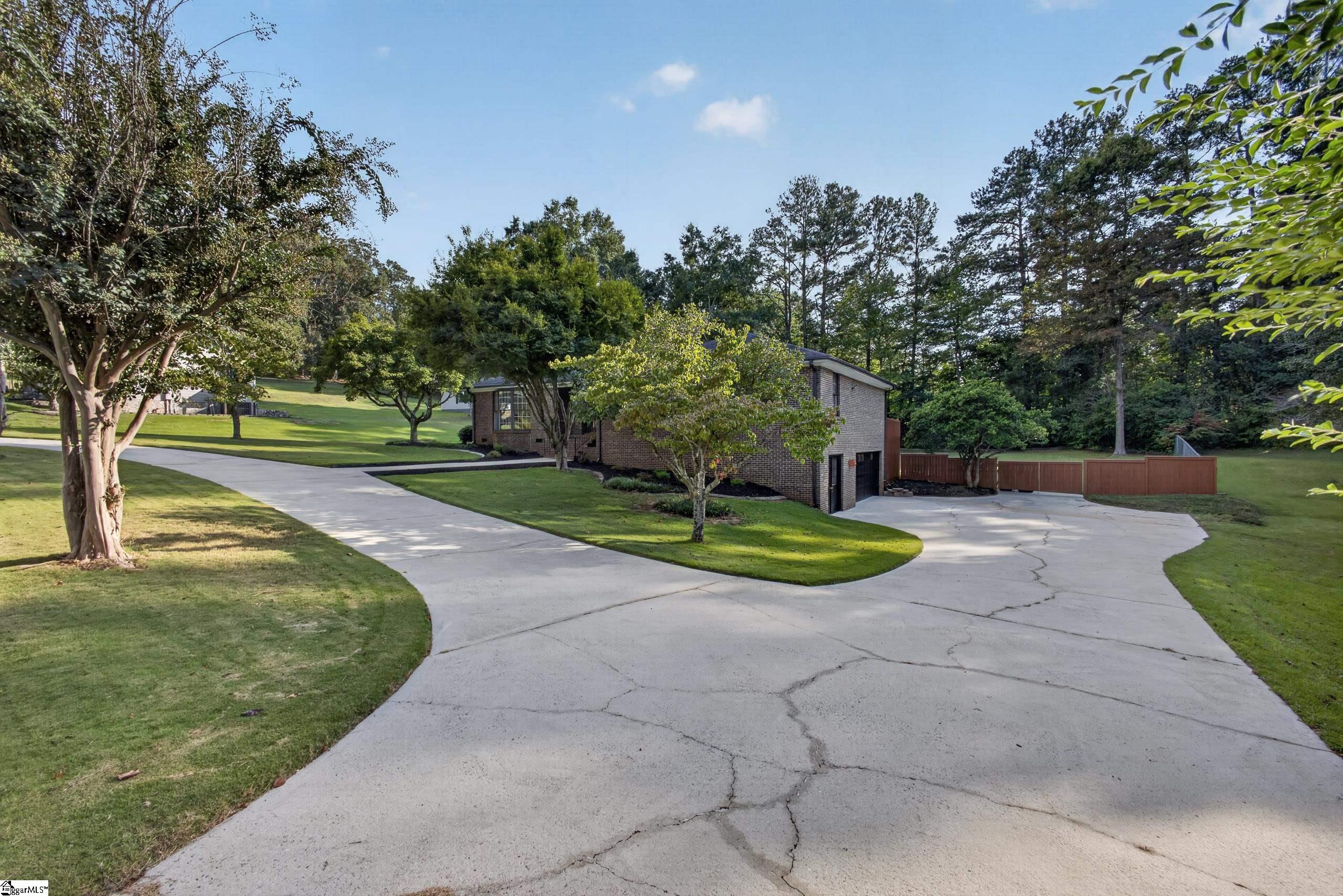 Photo 2 of Single family home for sale at 5 Crestline Rd, Greenville, SC 29609 | MLS# 1605556 | Listing updated on 2026-10-02